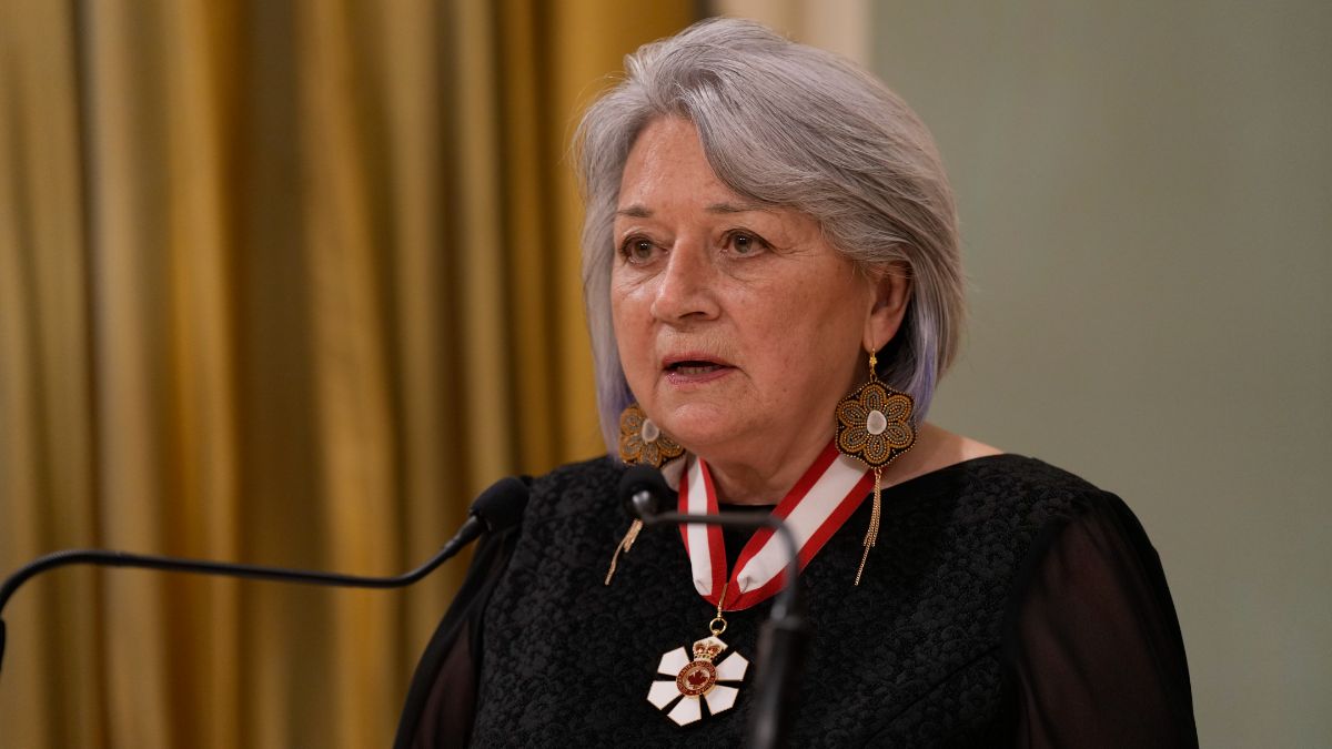 La nomination de Mary Simon, une Inuite, à titre de gouverneure générale, a soulevé la controverse, car elle parle l'anglais et l'inuktitut, mais pas le français. 