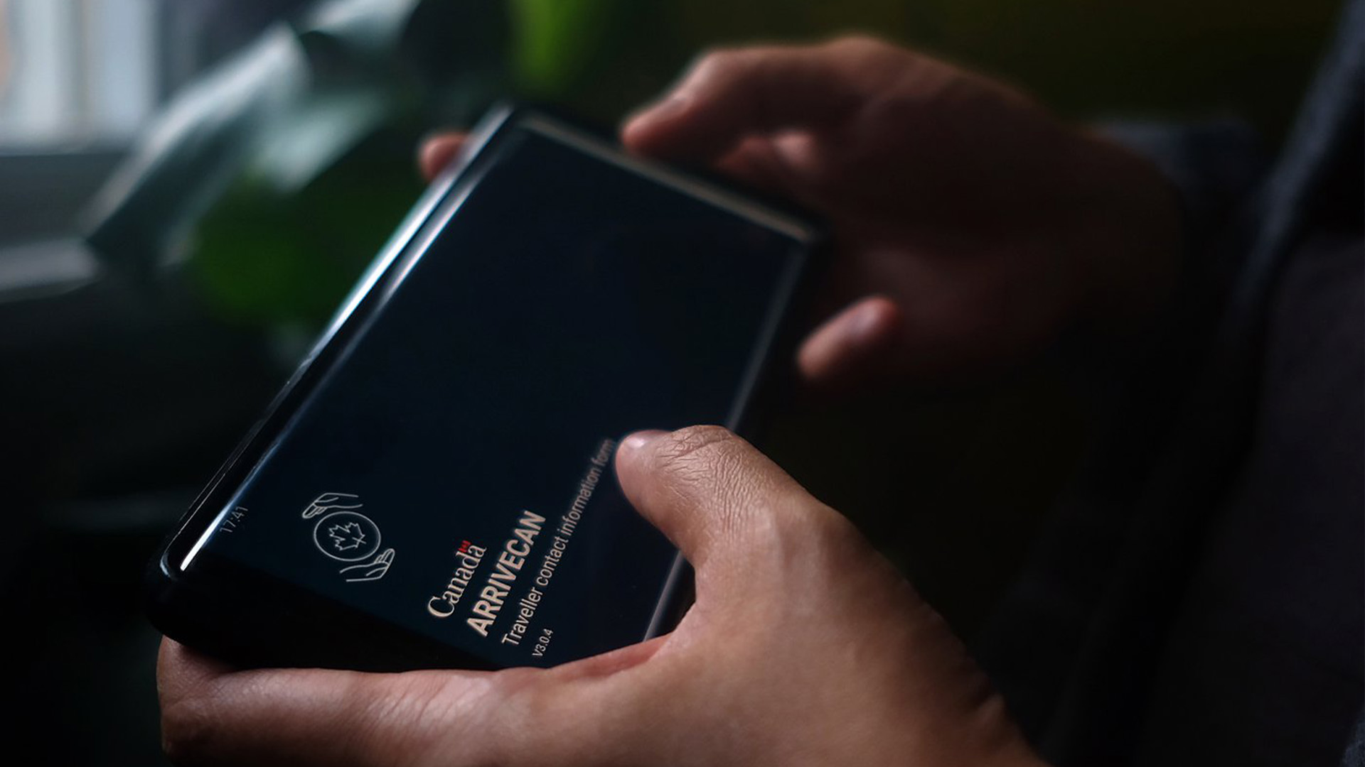 Une personne tient un téléphone intelligent sur l'écran d'ouverture de l'application ArriveCan dans une illustration photo réalisée à Toronto le 29 juin 2022.