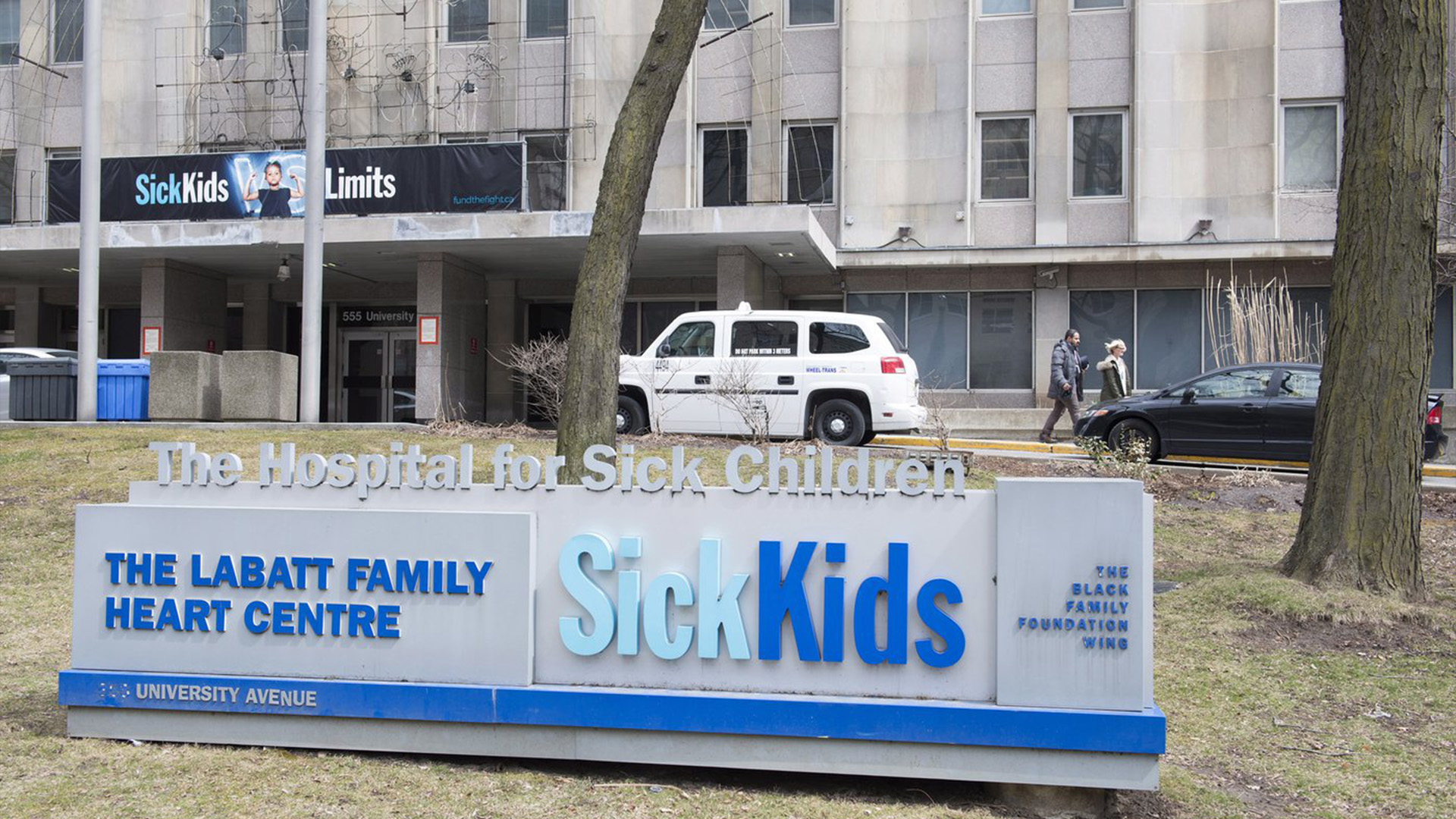 Photo d'une entrée de l'Hôpital pour enfants malades de Toronto.