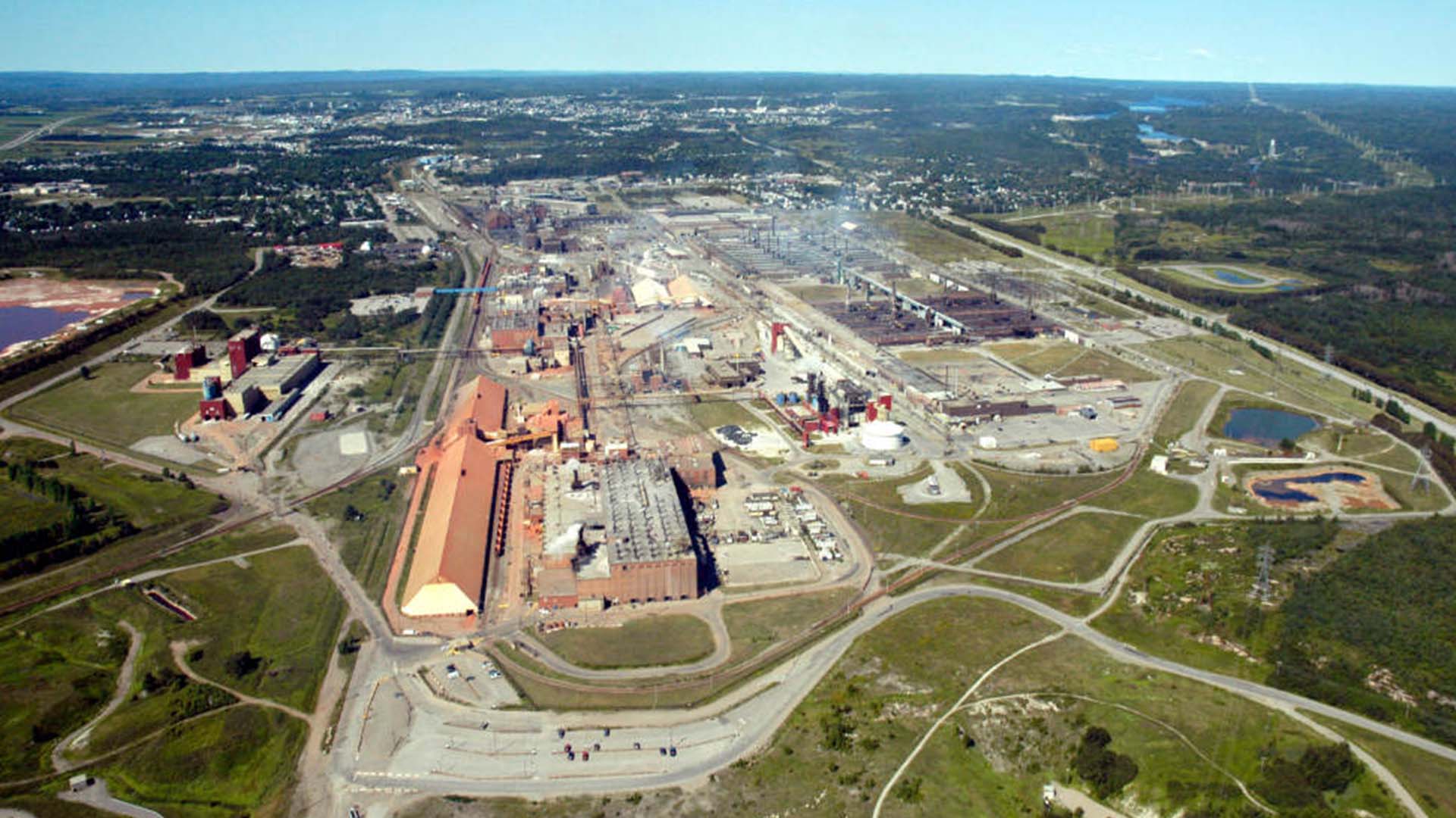 Le cas de la Fonderie Horne, autorisée depuis des années à déroger aux normes d’émissions polluantes dans l’air et dans l’eau, n’est pas isolé: 89 entreprises bénéficient de dérogations similaires, comme l'usine de Rio Tinto Alcan à Arvida (photo), au Saguenay—Lac-Saint-Jean.