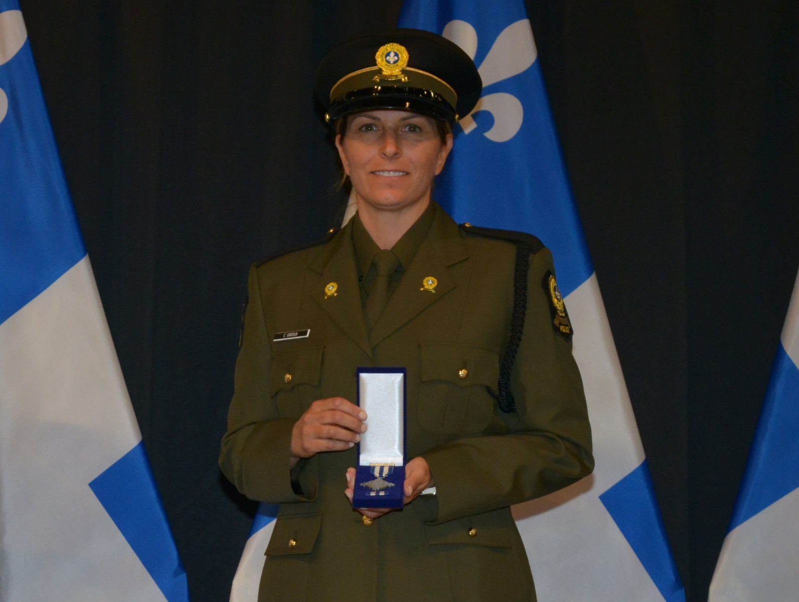 Catherine Giroux, agente de la Sûreté du Québec lors de la remise de sa médaille de bravoure