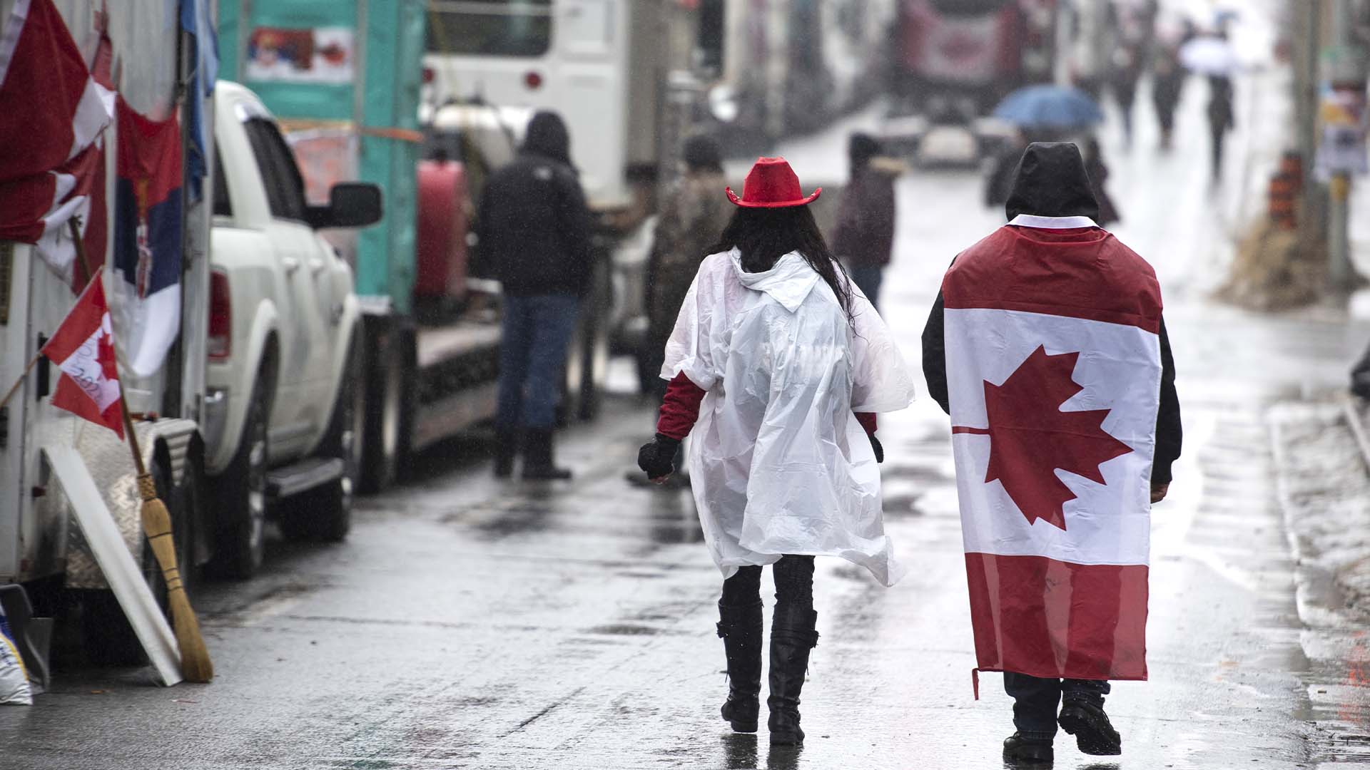 Des manifestants du «convoi de la liberté» marche sur la Rue Wellington à Ottawa en février 2022. 