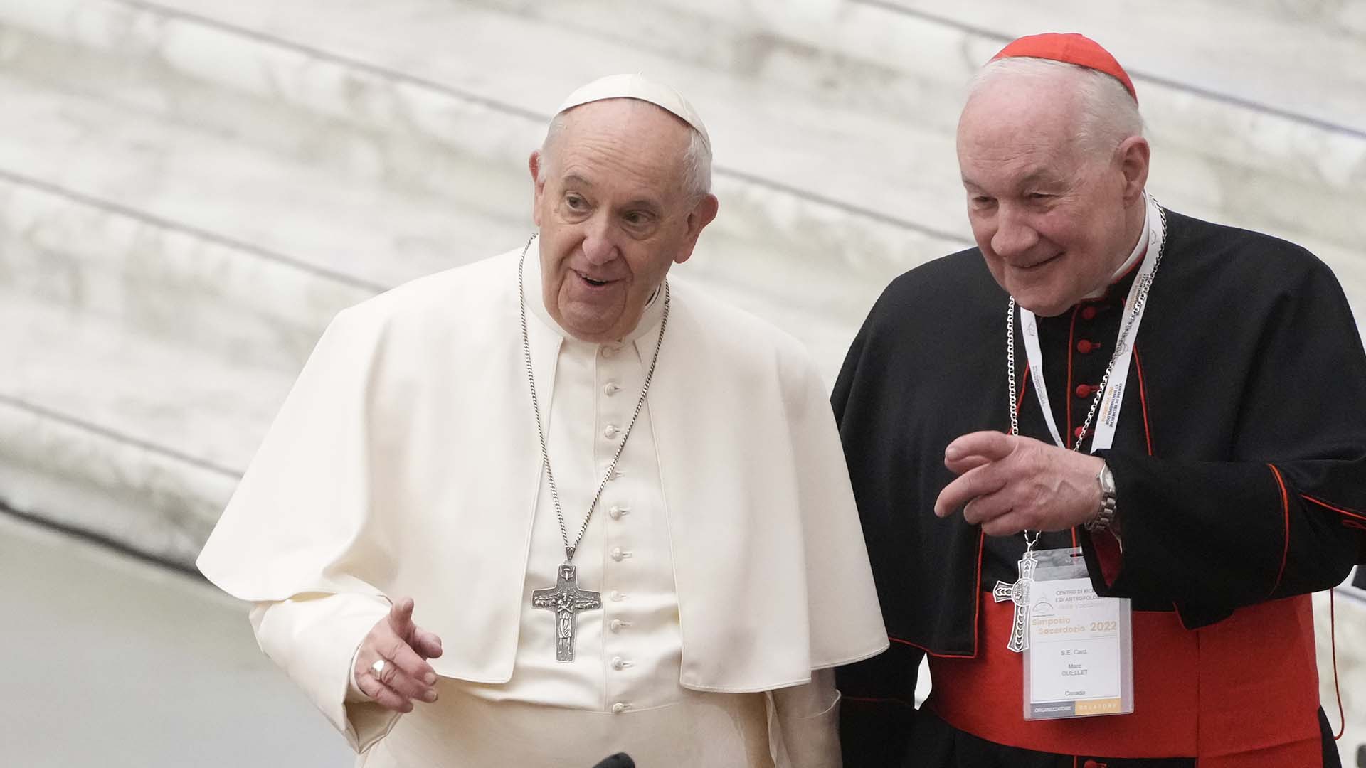 Le pape François (à gauche) décide de ne pas ouvrir une «enquête canonique pour agression sexuelle» par le cardinal Marc Ouellet (à droite), faute «d’éléments suffisants». Sur la photo, le Saint-Père et l'homme fort québécois du Vatican discutent lors d'un événement en février 2022.
