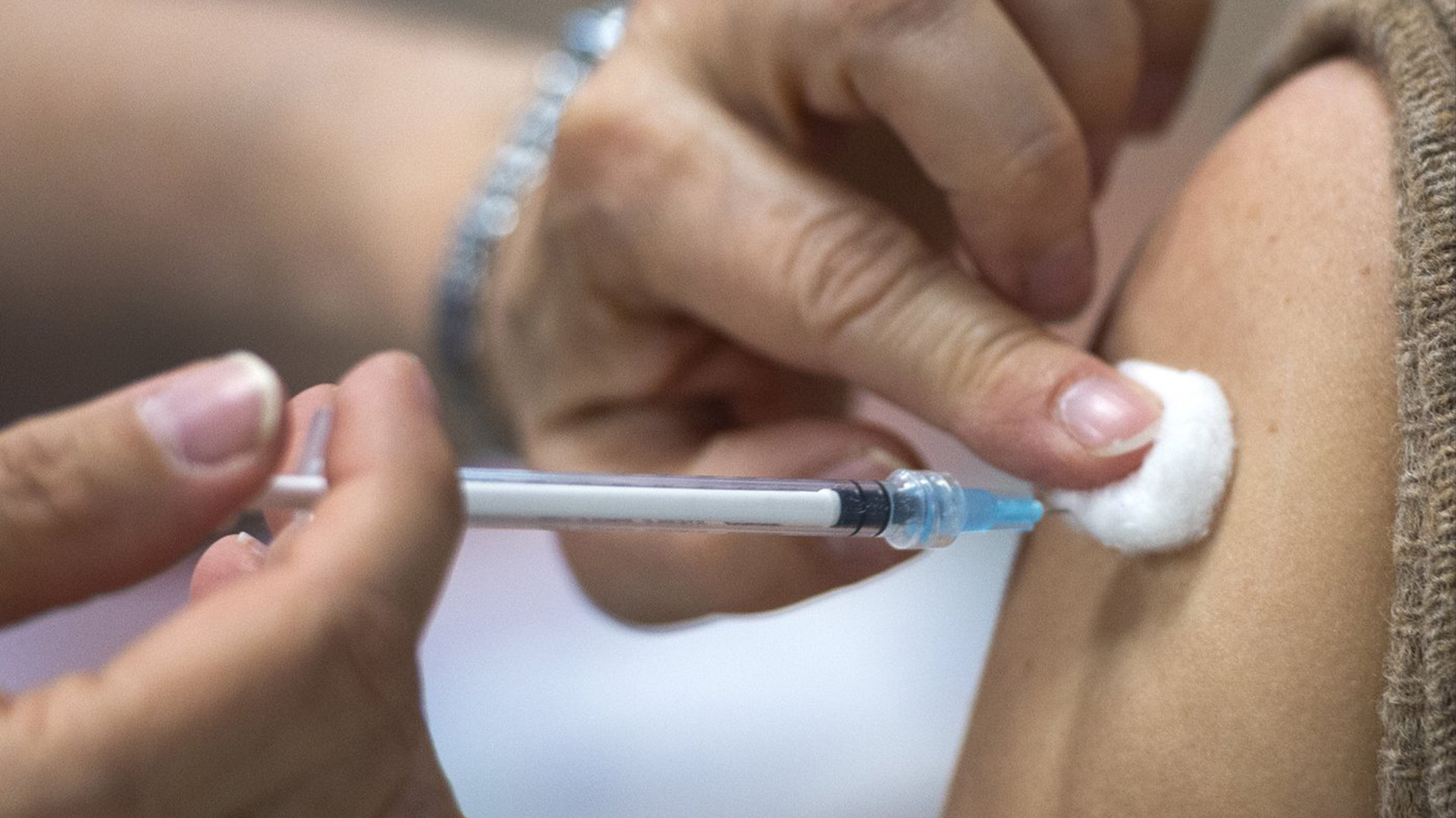 En date de mercredi, seulement 56 % des Québécois âgés de cinq ans et plus avaient reçu une troisième dose de vaccin contre la COVID-19, une proportion inchangée depuis des mois. 