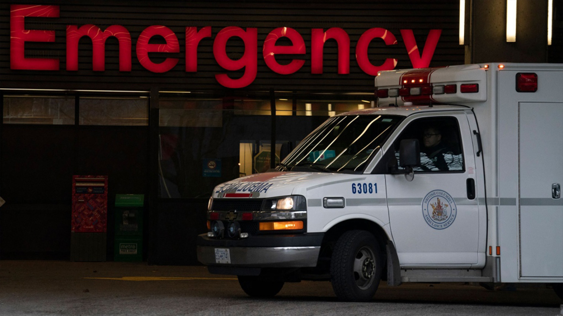 Une ambulance passe devant l'entrée des urgences du Vancouver General Hospital à Vancouver, en Colombie-Britannique, le vendredi 9 avril 2021.