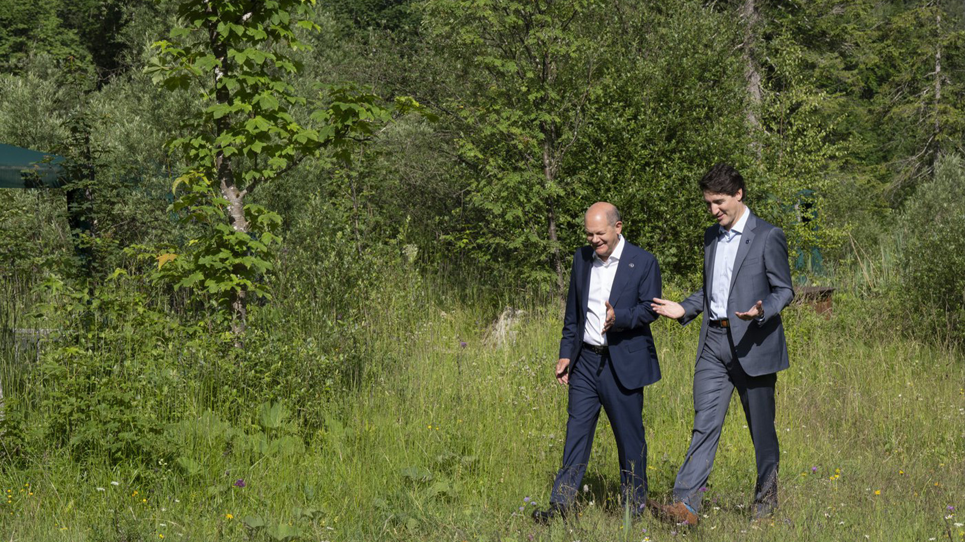 Le premier ministre Justin Trudeau et Olaf Scholz, chancelier de l'Allemagne, se promènent au sommet du G7 à Schloss Elmau le 27 juin 2022.