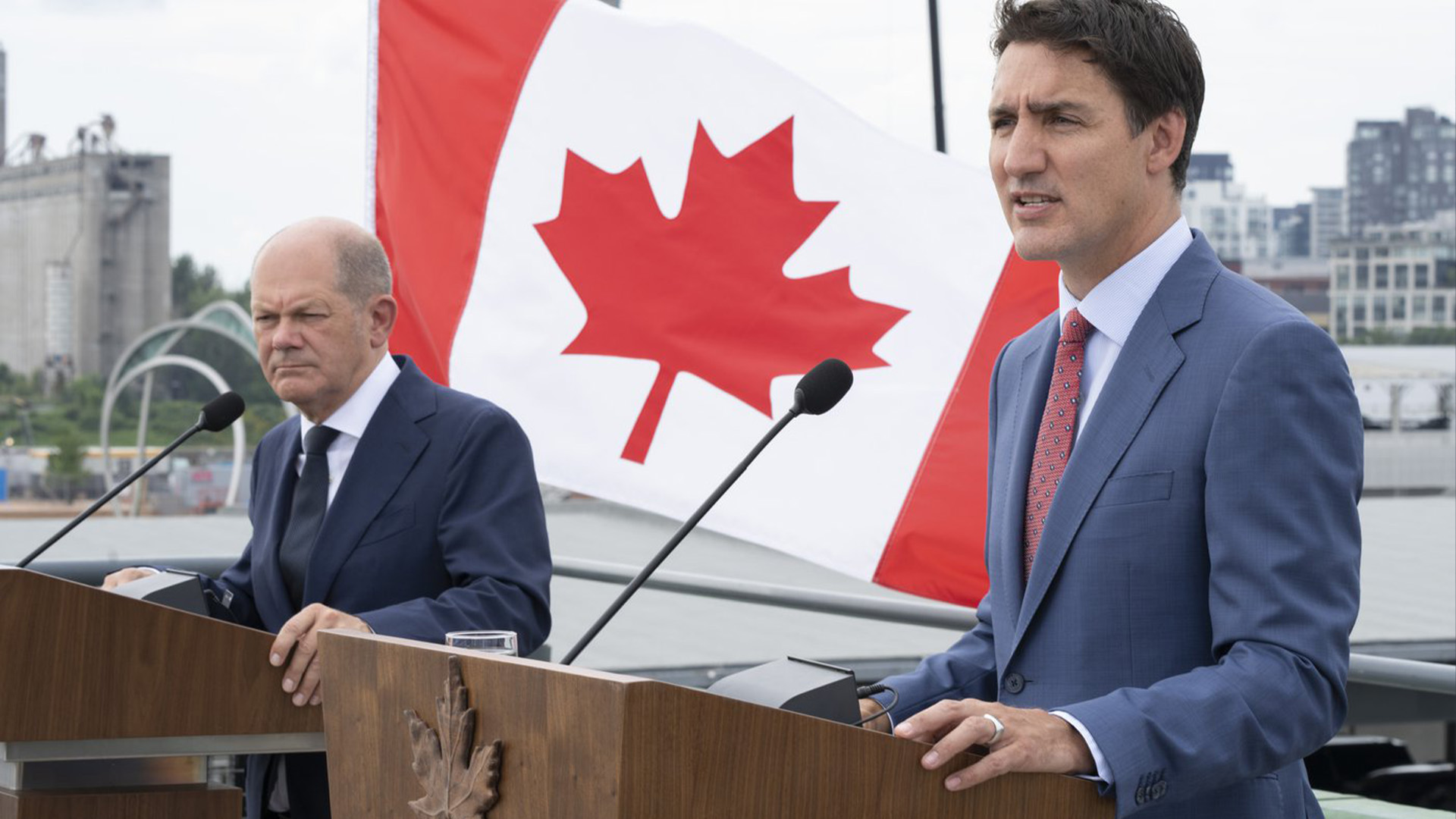 Le premier ministre Justin Trudeau répond à une question à côté du chancelier allemand Olaf Scholz lors d'une conférence de presse à Montréal le lundi 22 août 2022.