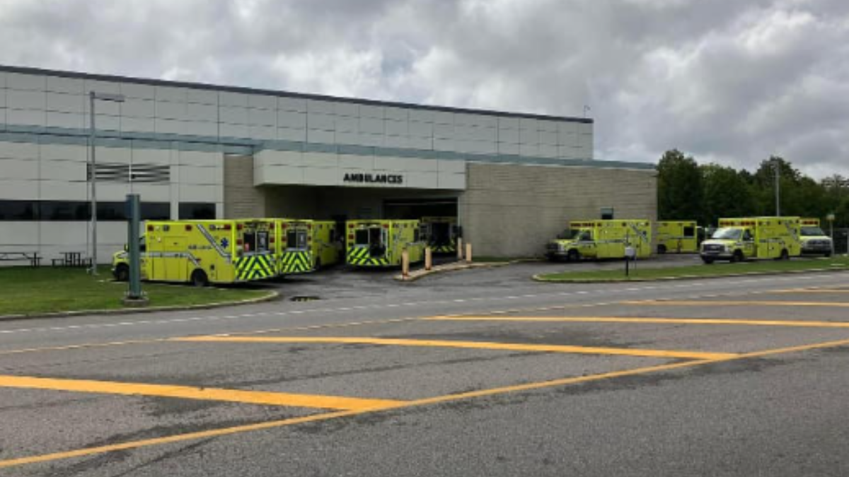 Plus aucune civière n’était disponible pour accueillir de nouveaux patients aux urgences. Les ambulances devaient attendre dans le garage de l’hôpital.