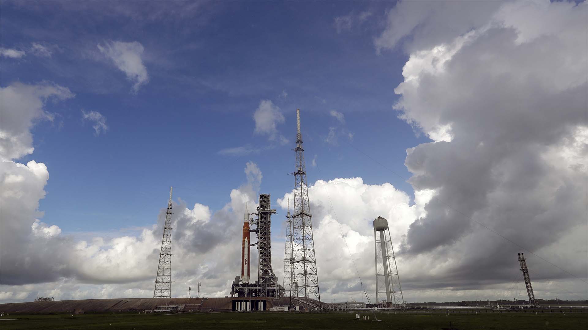 La fusée lunaire de la NASA est prête moins de 24 heures avant son lancement prévu sur le Pad 39B pour la mission Artemis 1 en orbite autour de la lune au Kennedy Space Center, le dimanche 28 août 2022, à Cap Canaveral, en Floride (AP Photo/Jean Raoux)