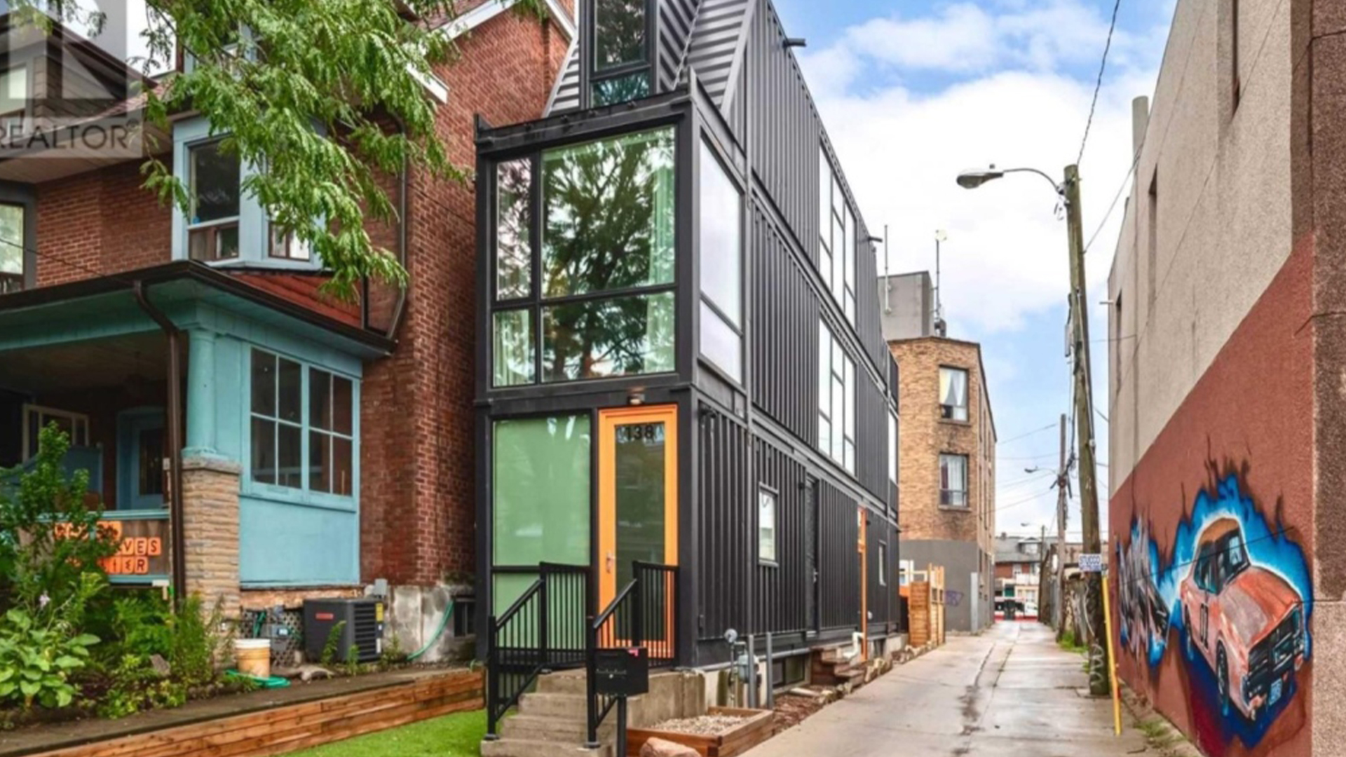 Une maison de seulement huit pieds de largeur a été mise en vente pour la coquette somme de 1 950 000$ à Toronto.