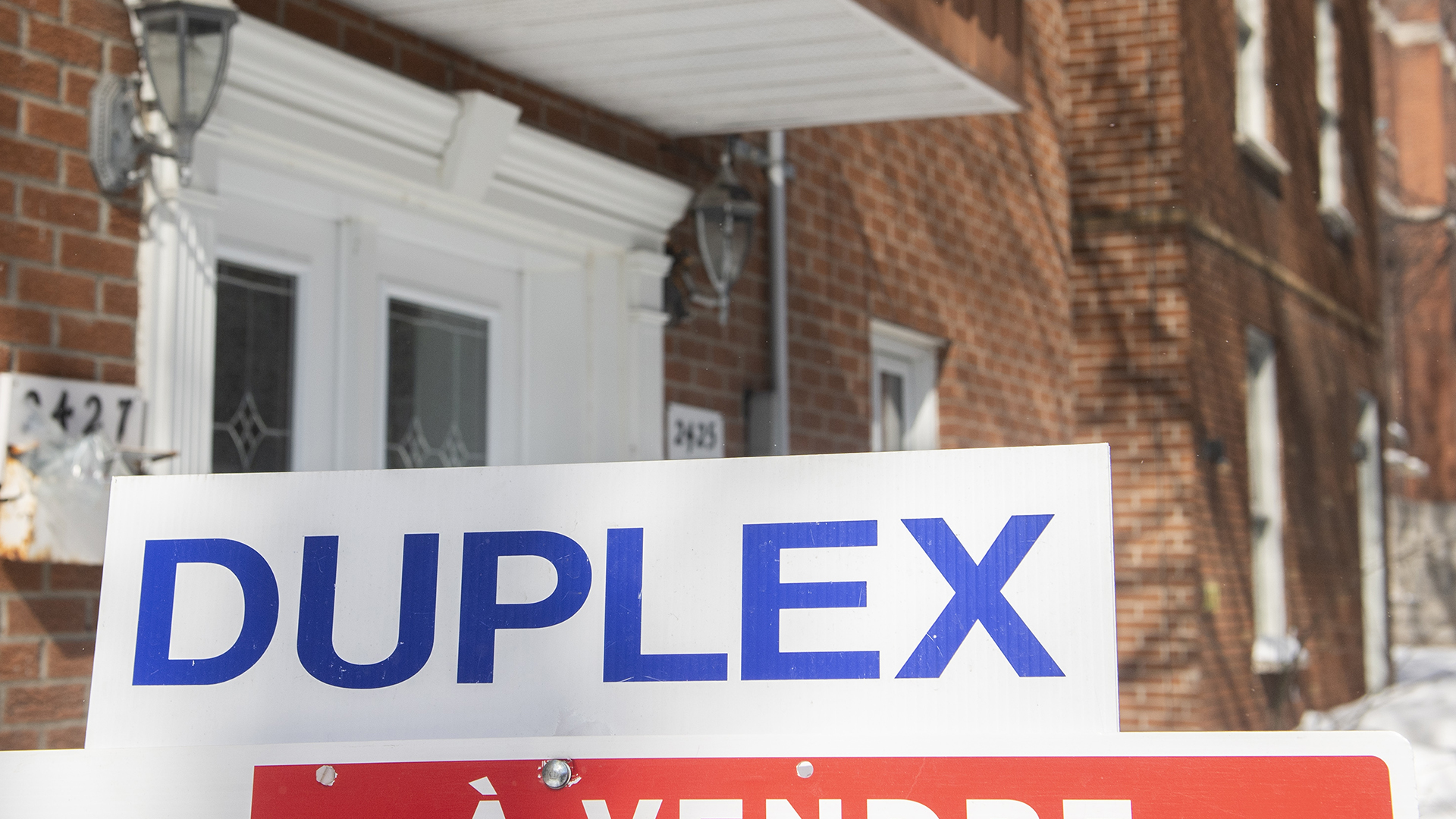 Le prix moyen d'une maison au Canada pourrait chuter de 20 % à 25 % d'ici le premier trimestre de 2023, selon une étude.