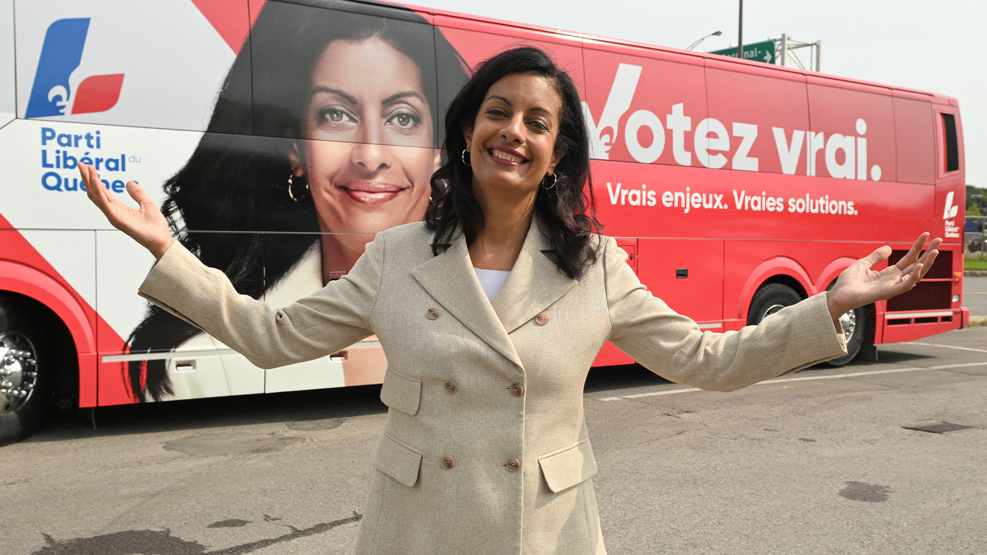 La chef libérale du Québec, Dominique Anglade, pose devant son autobus de campagne lors d'une entrevue, le lundi 29 août 2022 à Québec.