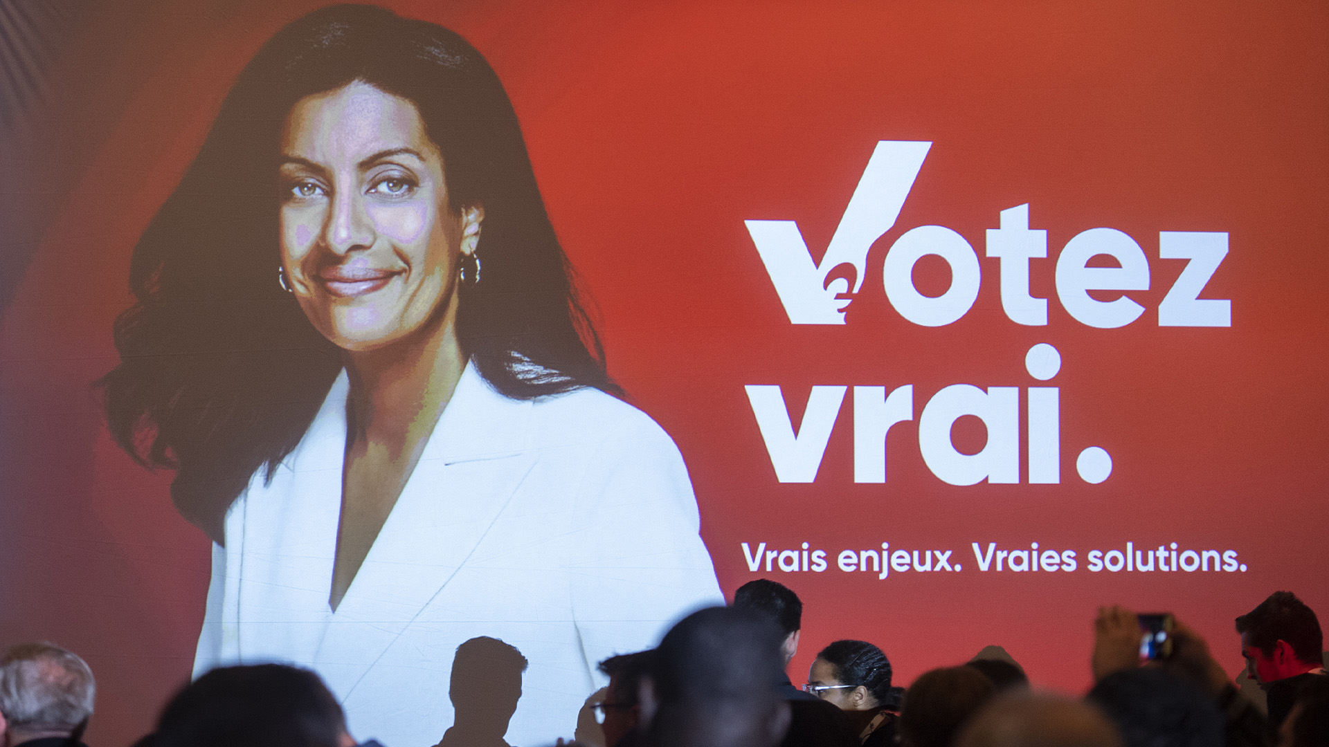Une photographie de la chef du Parti libéral du Québec, Dominique Anglade, est affichée sur un écran à côté de leur slogan de campagne électorale, le samedi 13 août 2022.