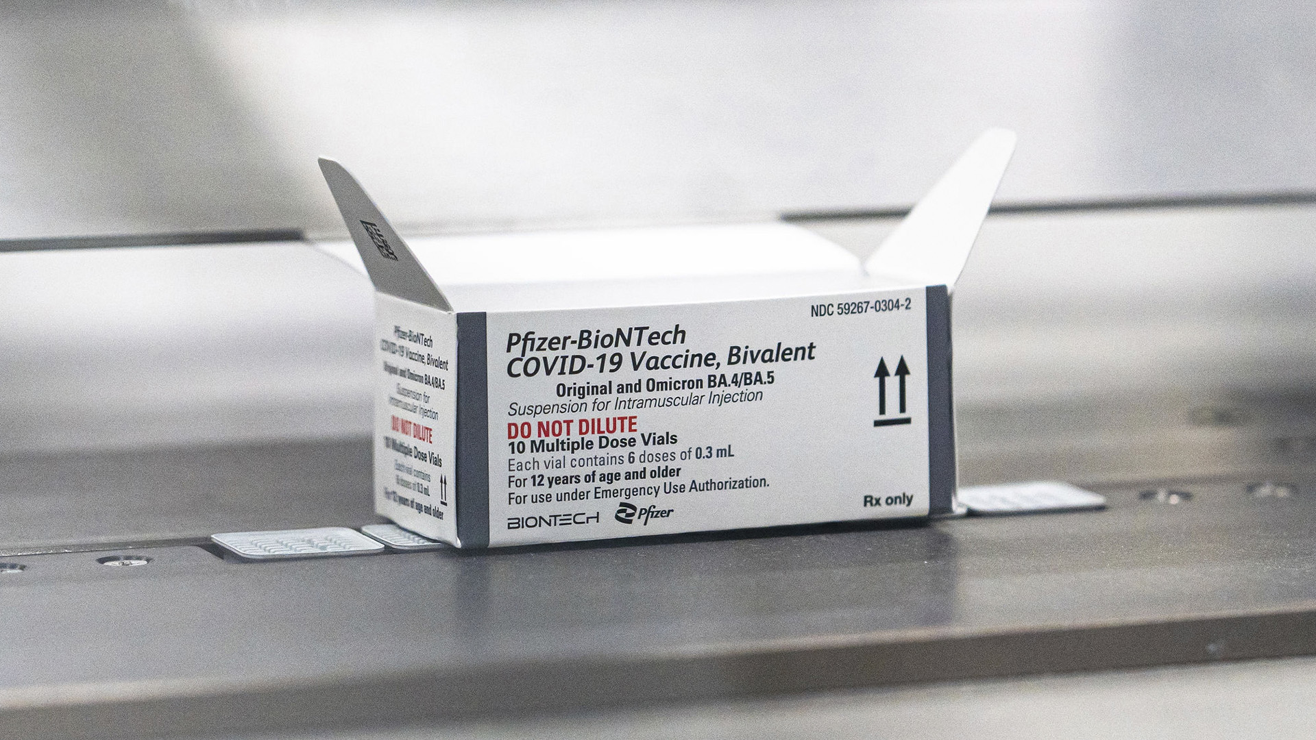 Cette photo d'août 2022 fournie par Pfizer montre l'emballage du vaccin COVID-19 mis à jour de la société pendant la production à Kalamazoo, Michigan.