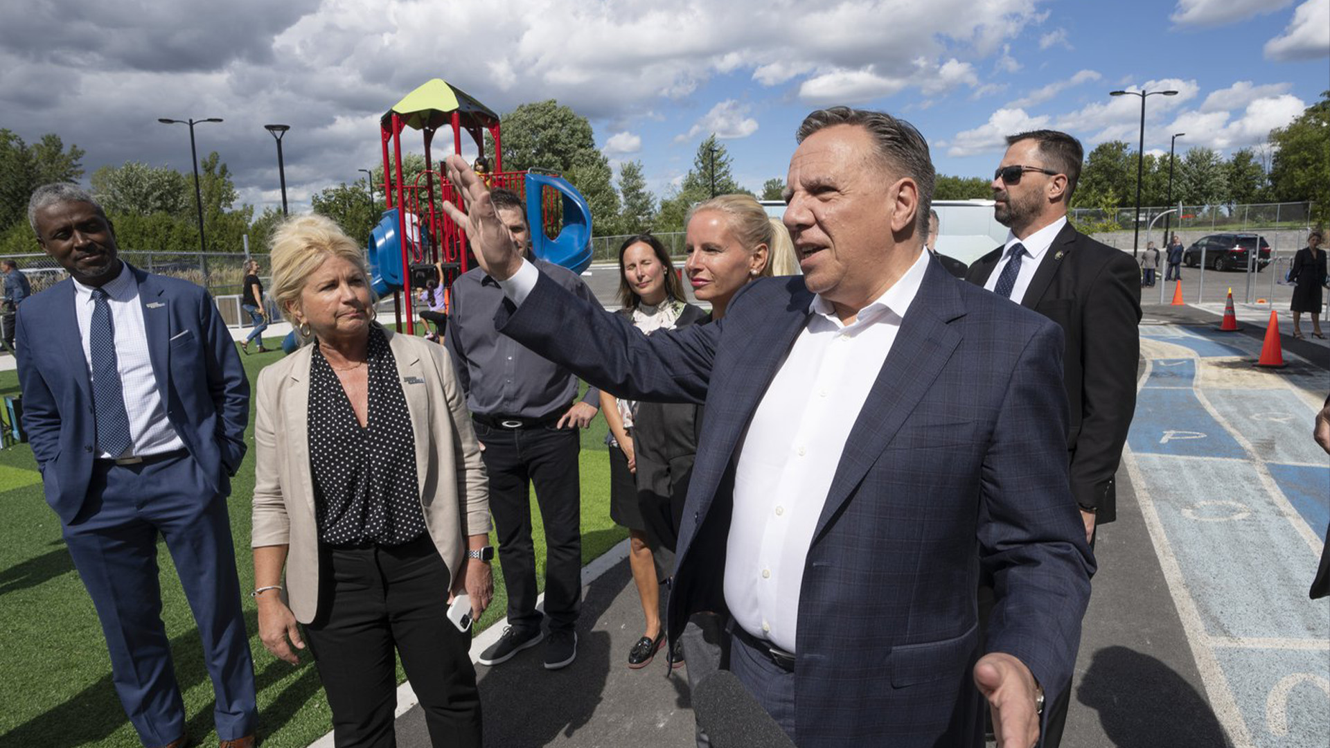 Le chef de la Coalition Avenir du Québec, François Legault, visite une école alors qu'il fait campagne le mercredi 31 août 2022 à Montréal.