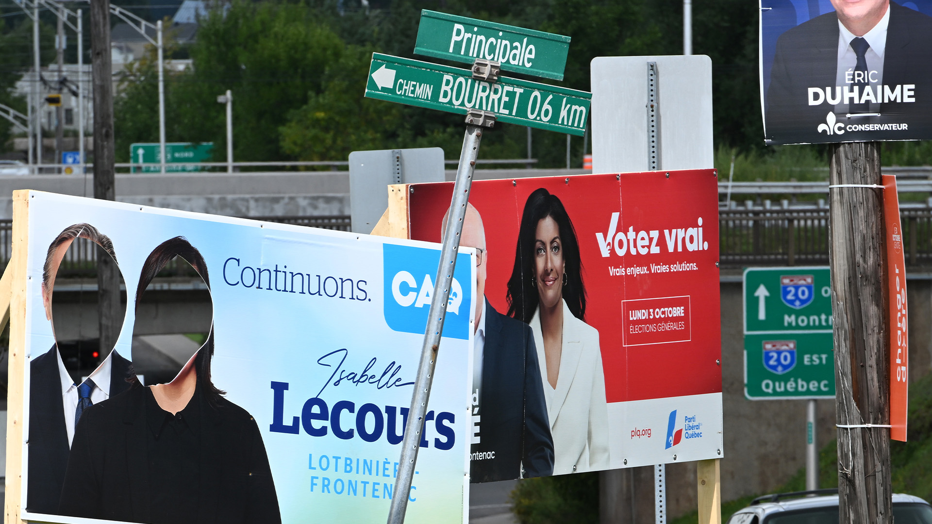 Une pancarte électorale de la Coalition Avenir Québec montre des signes de vandalisme, le mercredi 31 août 2022 à Saint-Apollinaire, au Québec. 