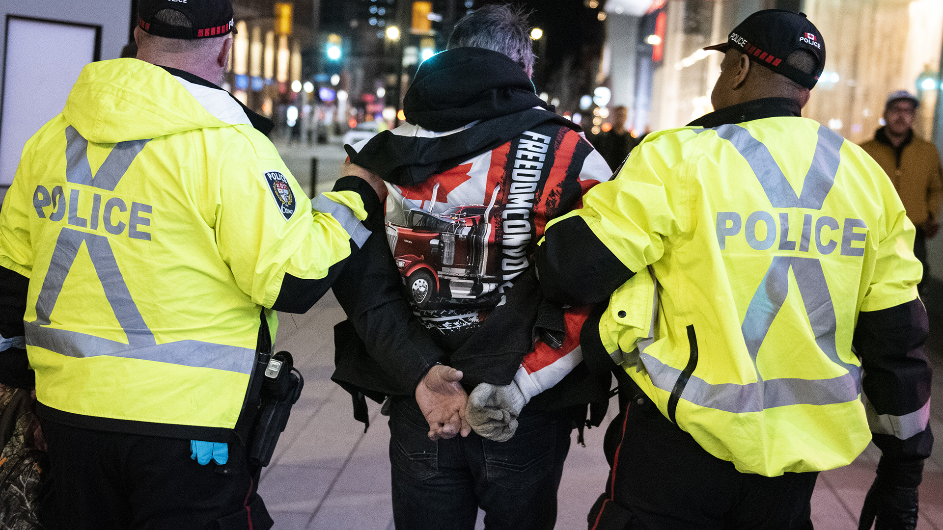 La commission qui devait faire enquête sur l'utilisation sans précédent de la Loi sur les mesures d'urgence par Ottawa lors des manifestations de février dernier reportera ses audiences.