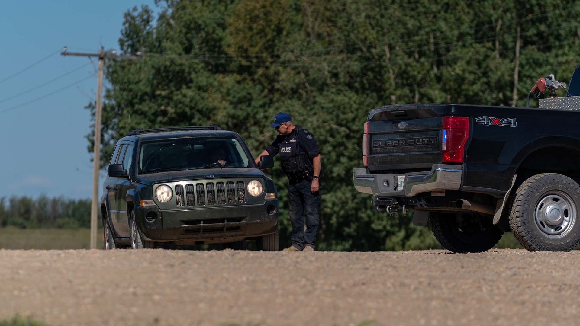 Un agent de la GRC interagit avec un conducteur à un barrage routier de la police dans la nation crie de James Smith, en Saskatchewan, le mardi 6 septembre 2022. 