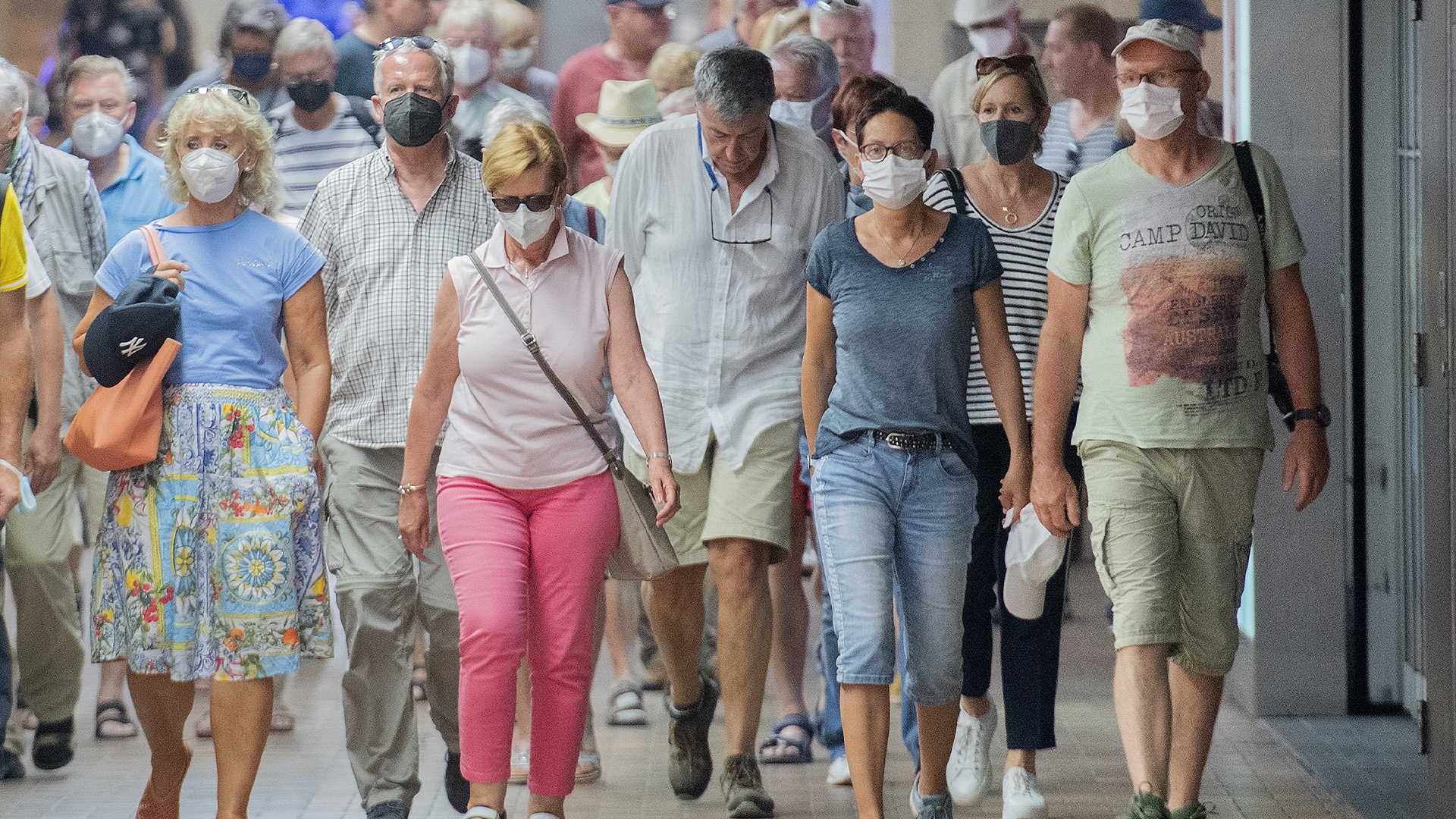 Les gens portent des masques faciaux lorsqu'ils traversent une station de métro à Montréal, le dimanche 17 juillet 2022, alors que la pandémie de COVID-19 se poursuit dans la province. LA PRESSE CANADIENNE/Graham Hughes