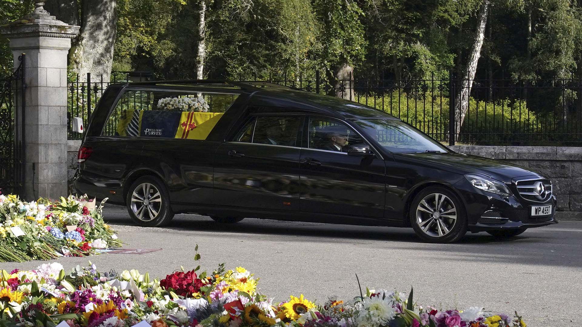 Le corbillard transportant le cercueil en chêne de la souveraine a entamé un voyage de six heures à travers les villes écossaises jusqu'au palais de Holyrood à Édimbourg.