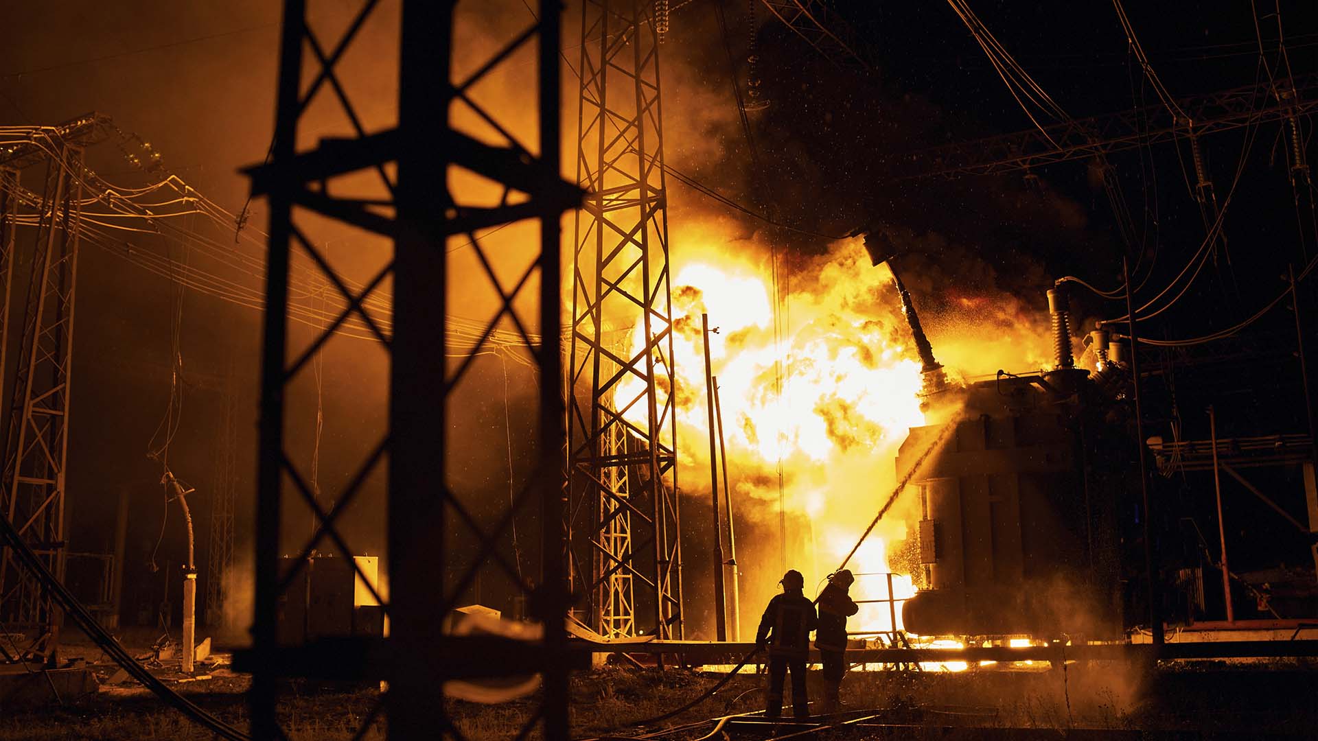 Les pompiers du service d'urgence de l'État ukrainien éteignent le feu après qu'une attaque à la roquette russe ait touché une centrale électrique à Kharkiv, en Ukraine.