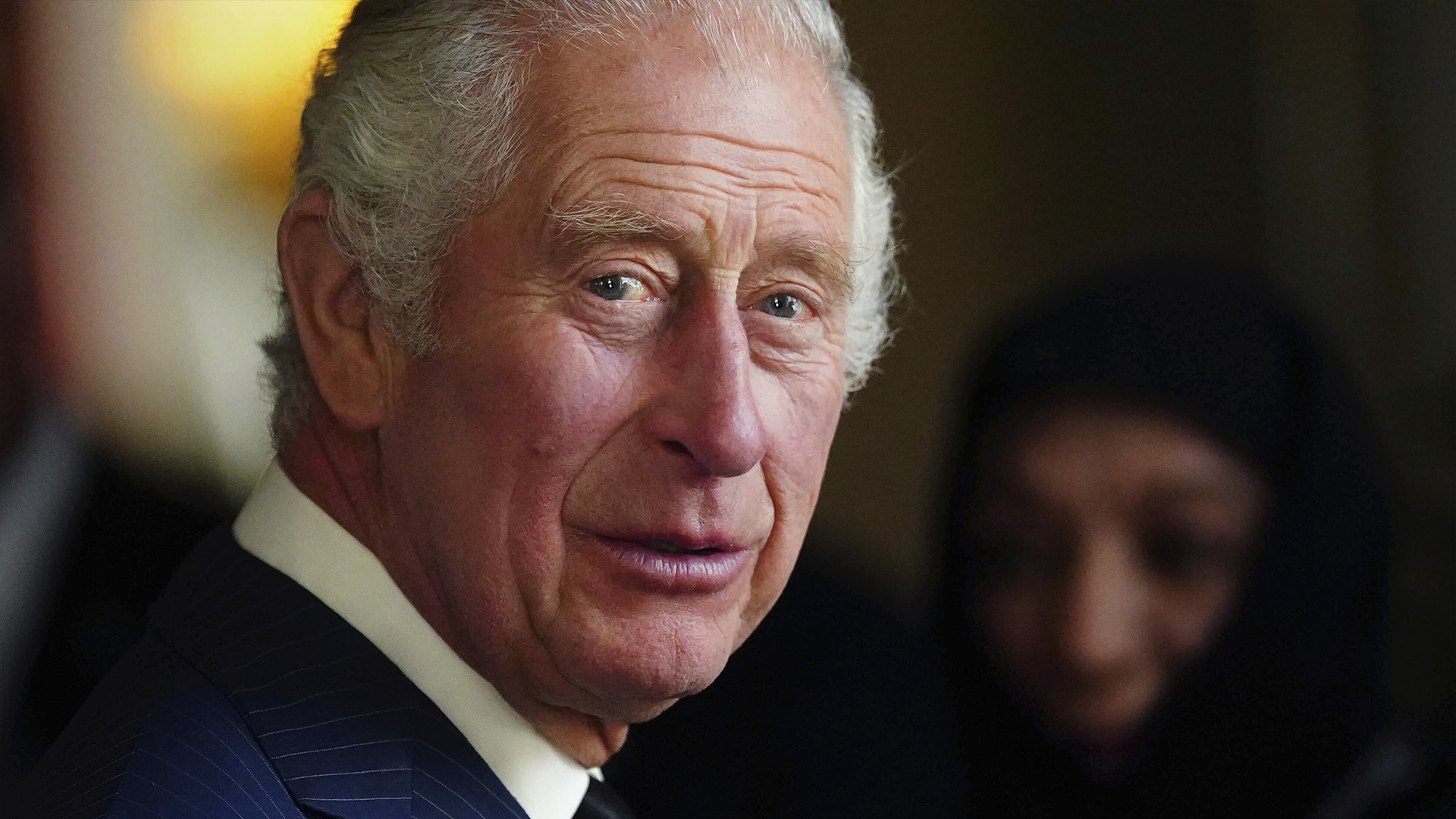 Le roi Charles III lors d'une réception avec les hauts-commissaires du Royaume et leurs épouses dans la Bow Room du palais de Buckingham, à Londres, le dimanche 11 septembre 2022.