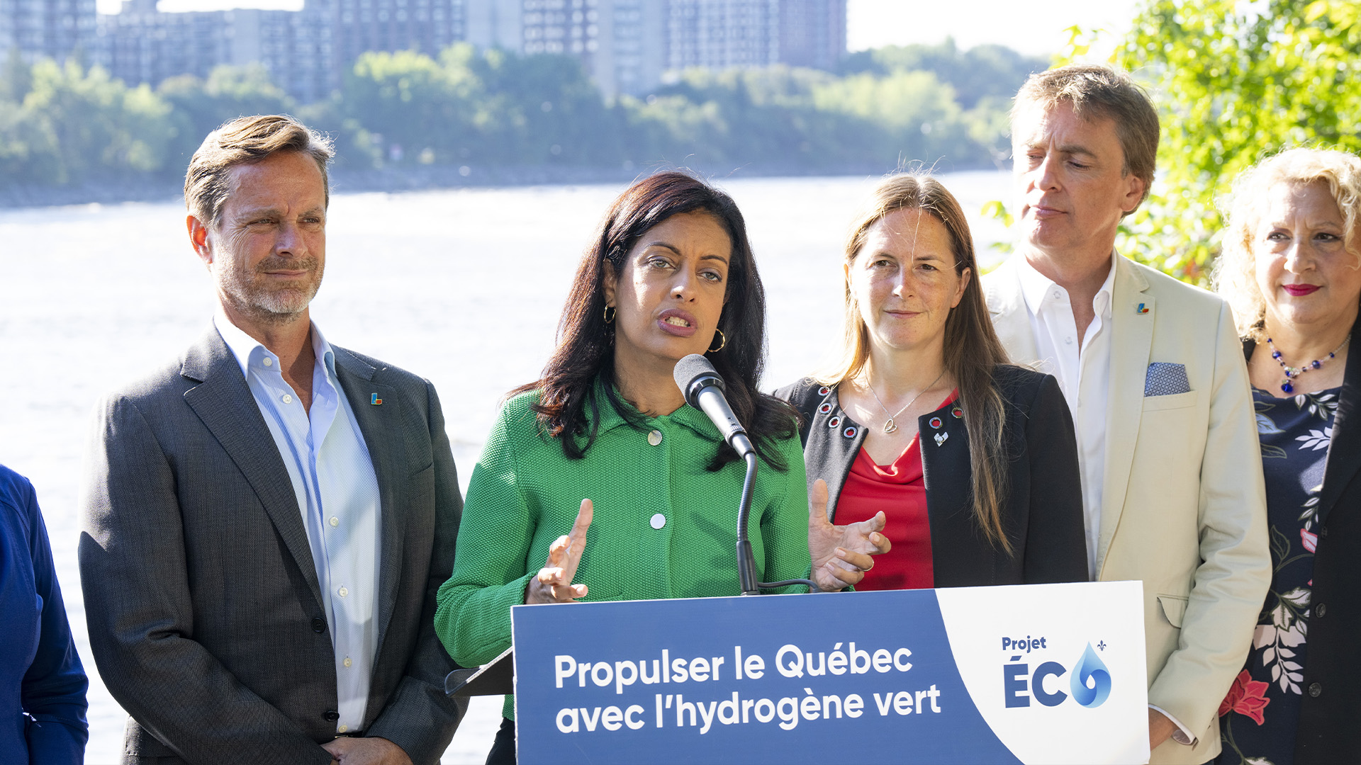 La chef libérale du Québec, Dominique Anglade, répond à une question lors d'un arrêt de campagne à Laval, au Québec, le lundi 12 septembre 2022.