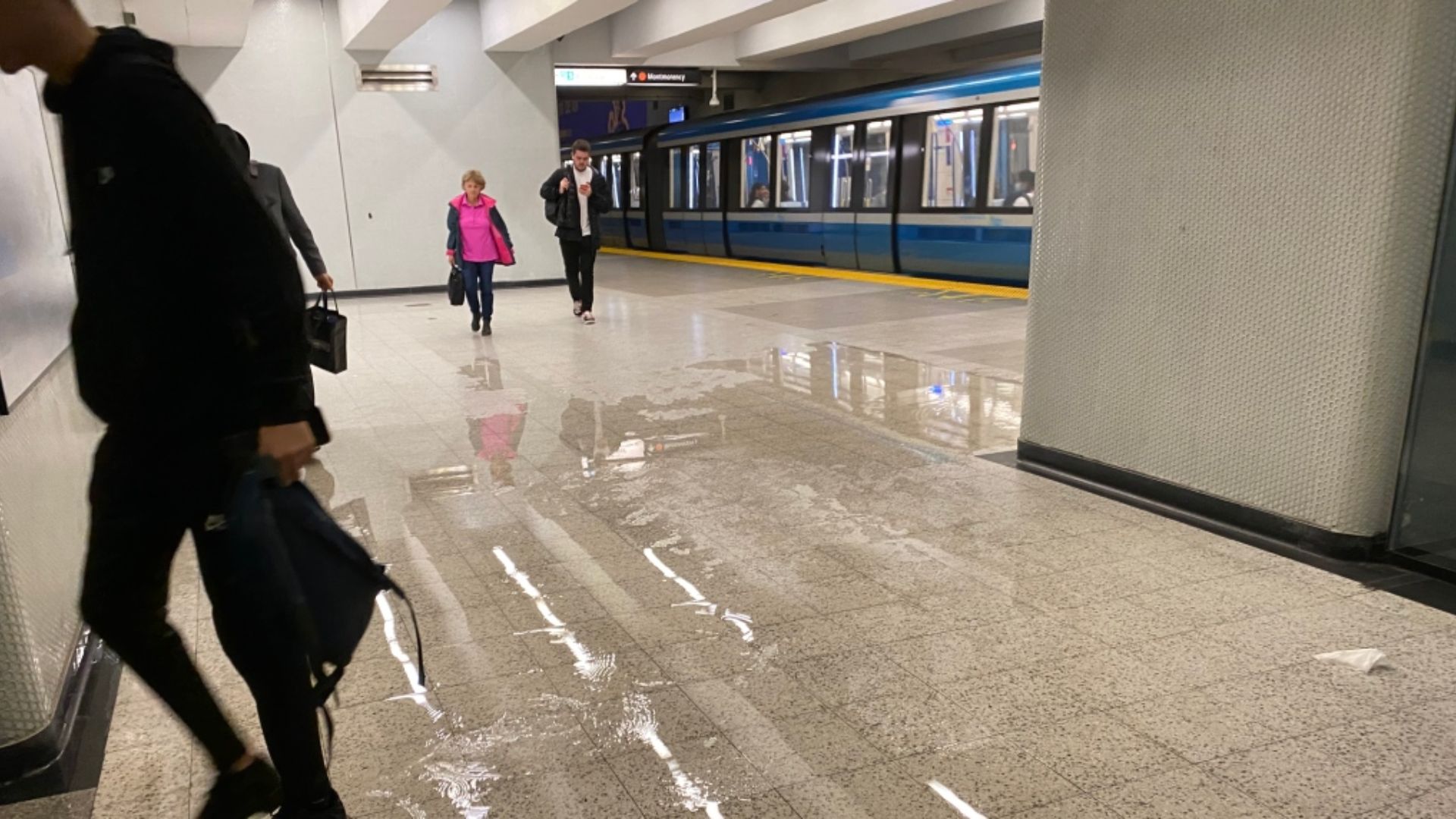 L'eau s'est accumulée dans plusieurs stations de métro, notamment Berri-UQAM, à Montréal.