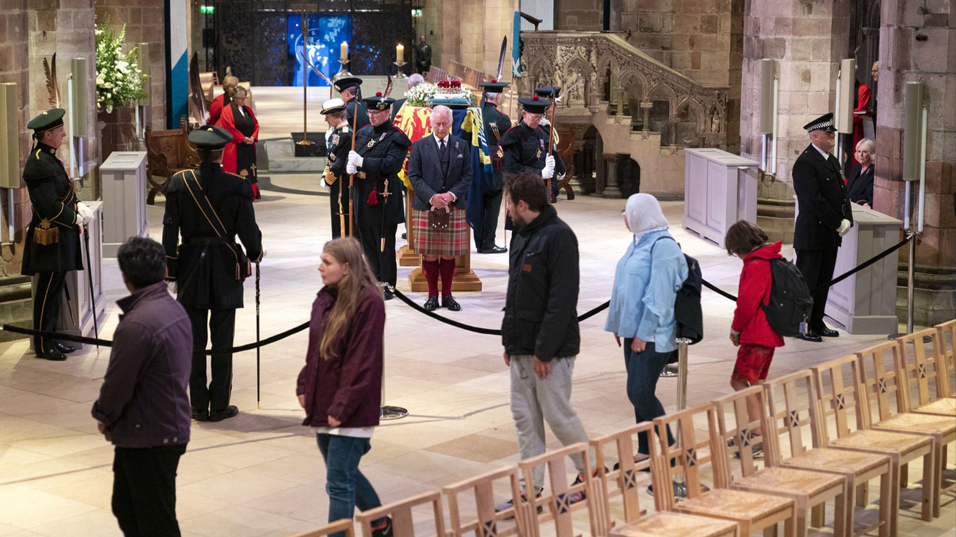 Le roi britannique Charles III, au centre, et d'autres membres de la famille royale tiennent une veillée au cercueil de la reine Elizabeth II à la cathédrale St Giles, à Édimbourg, en Écosse, le lundi 12 septembre 2022.