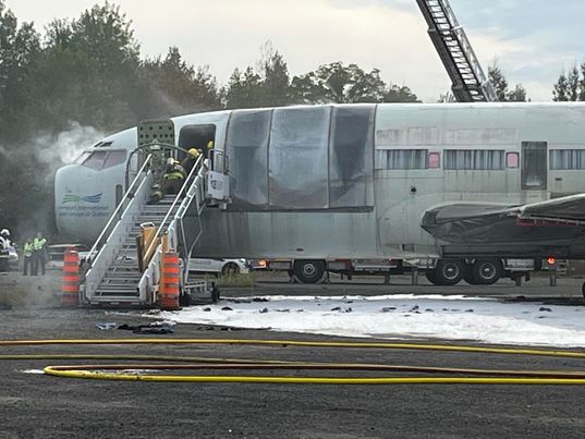 SIMULATION: Les pompiers de Québec interviennent dans l'avion qui vient de s'écraser 