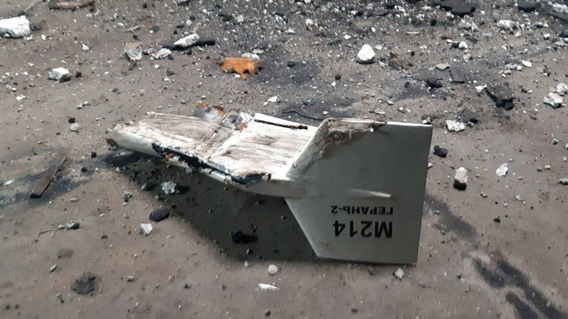 Cette image fournie par l'Ukraine montrerait les restes d'un drone iranien Shahed abattu près de Kupiansk. Ce serait la première fois que la Russie utilise un tel drone pendant les combats.