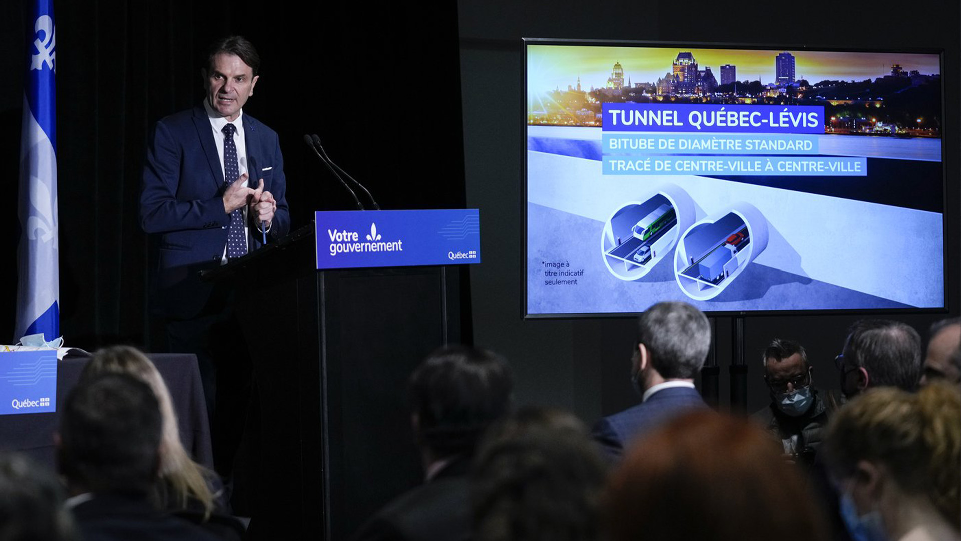 Le ministre des Transports du Québec, François Bonnardel, prend la parole lors d'une conférence de presse au Centre des congrès de Lévis, au Québec, le jeudi 14 avril 2022.