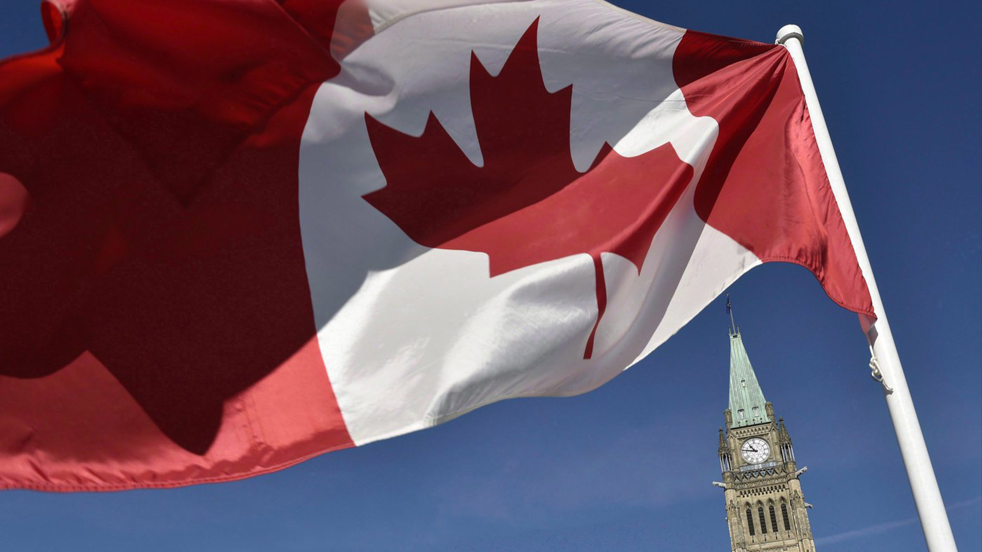 Le drapeau canadien est vu devant la Tour de la Paix sur la Colline du Parlement à Ottawa le 2 octobre 2017.