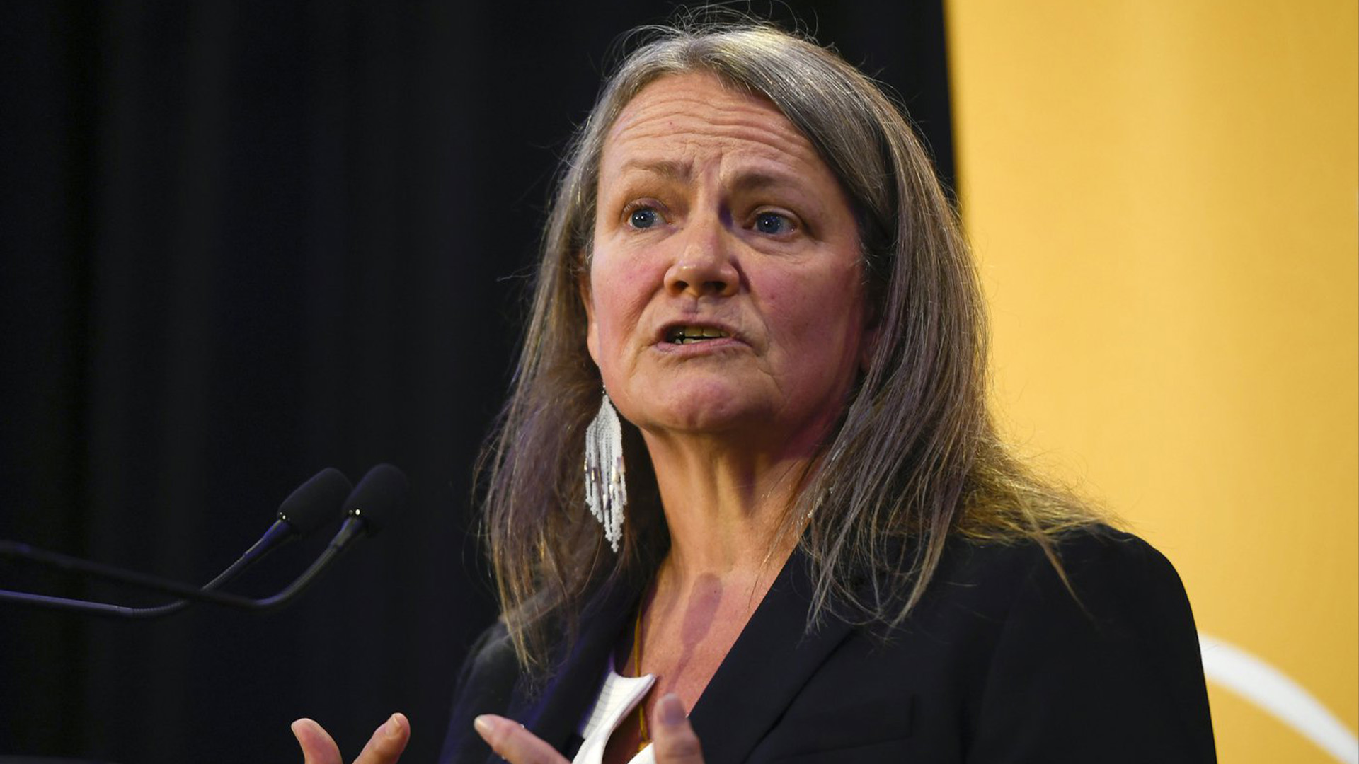 Kimberly Murray prend la parole après avoir été nommée interlocutrice spéciale indépendante pour les enfants disparus et les tombes et lieux de sépulture non marqués associés aux pensionnats indiens, lors d'une conférence de presse à Ottawa le 8 juin 2022.