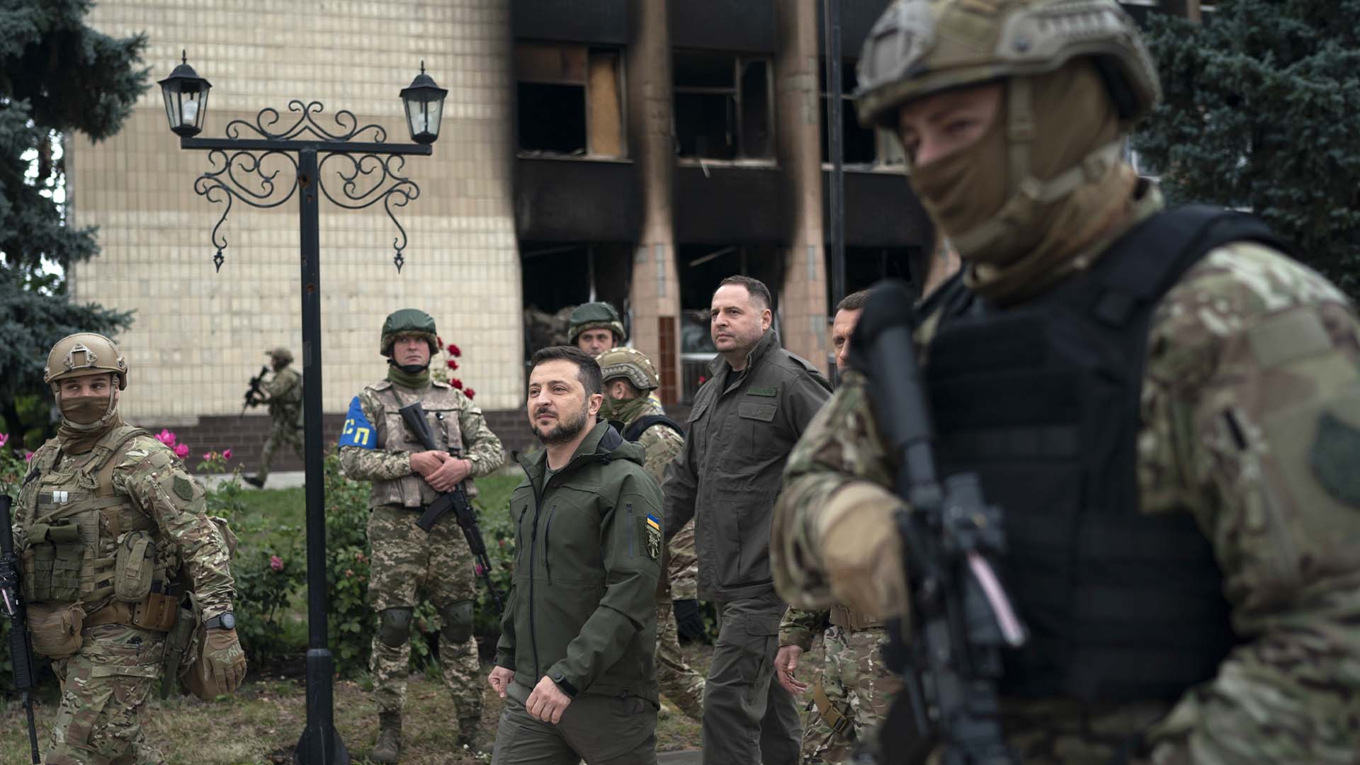 Alors que M. Zelensky visitait Izioum, le drapeau ukrainien a été hissé devant le bâtiment de l’hôtel de ville incendié de cette municipalité en grande partie dévastée.