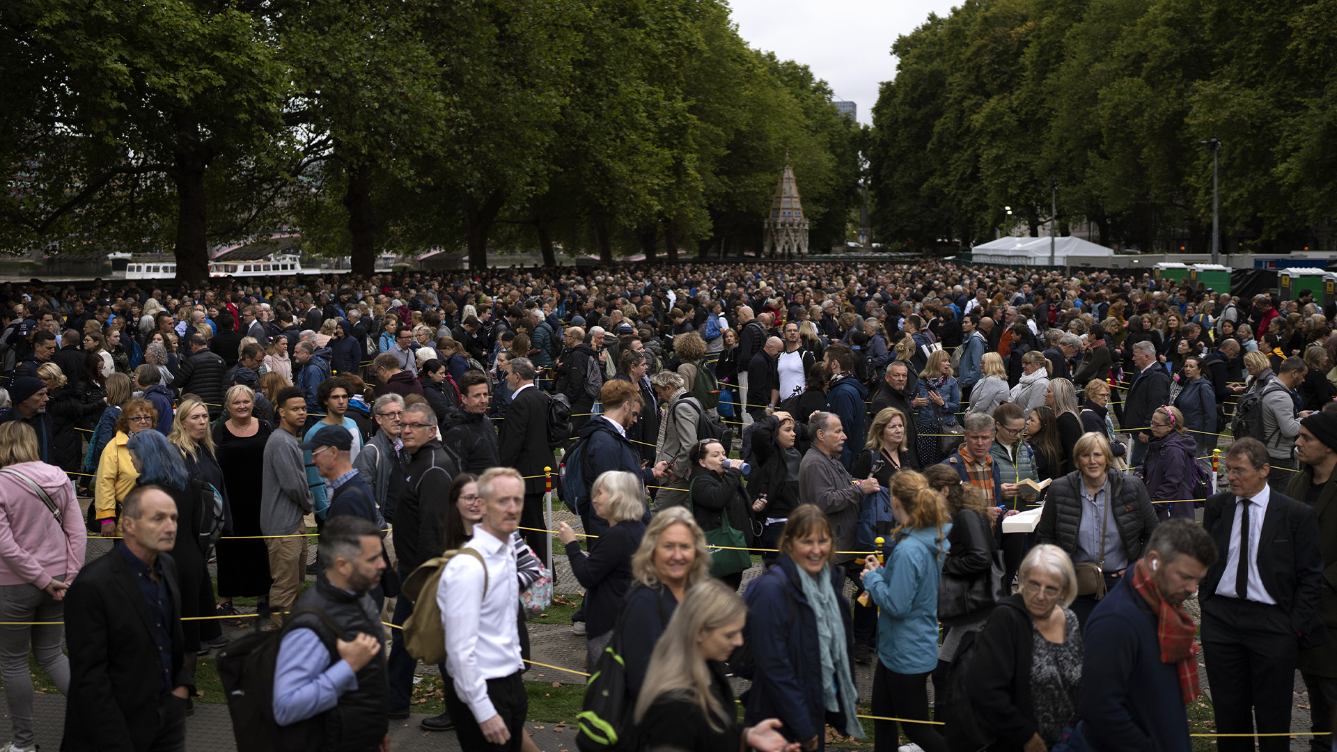 Les gens font la queue pour rendre hommage à feu la reine Elizabeth II lors de l'état allongé, devant Westminster Hall à Londres, le jeudi 15 septembre 2022. La reine restera en état à Westminster Hall pendant quatre jours complets avant ses funérailles le Lundi 19 septembre.