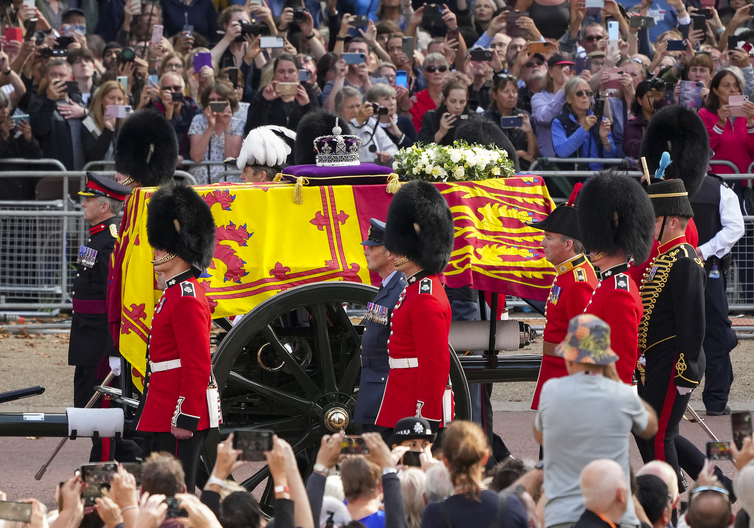 Des milliers de personnes s'alignent dans les rues alors que le cercueil de la Reine Elizabeth quitte le Palais de Buckingham, suivi du Roi Charles lll et des membres de la famille royale, alors qu'ils se dirigent vers Westminster Hall où la Reine reposera en état, à Londres, le mercredi 14 septembre 2022.