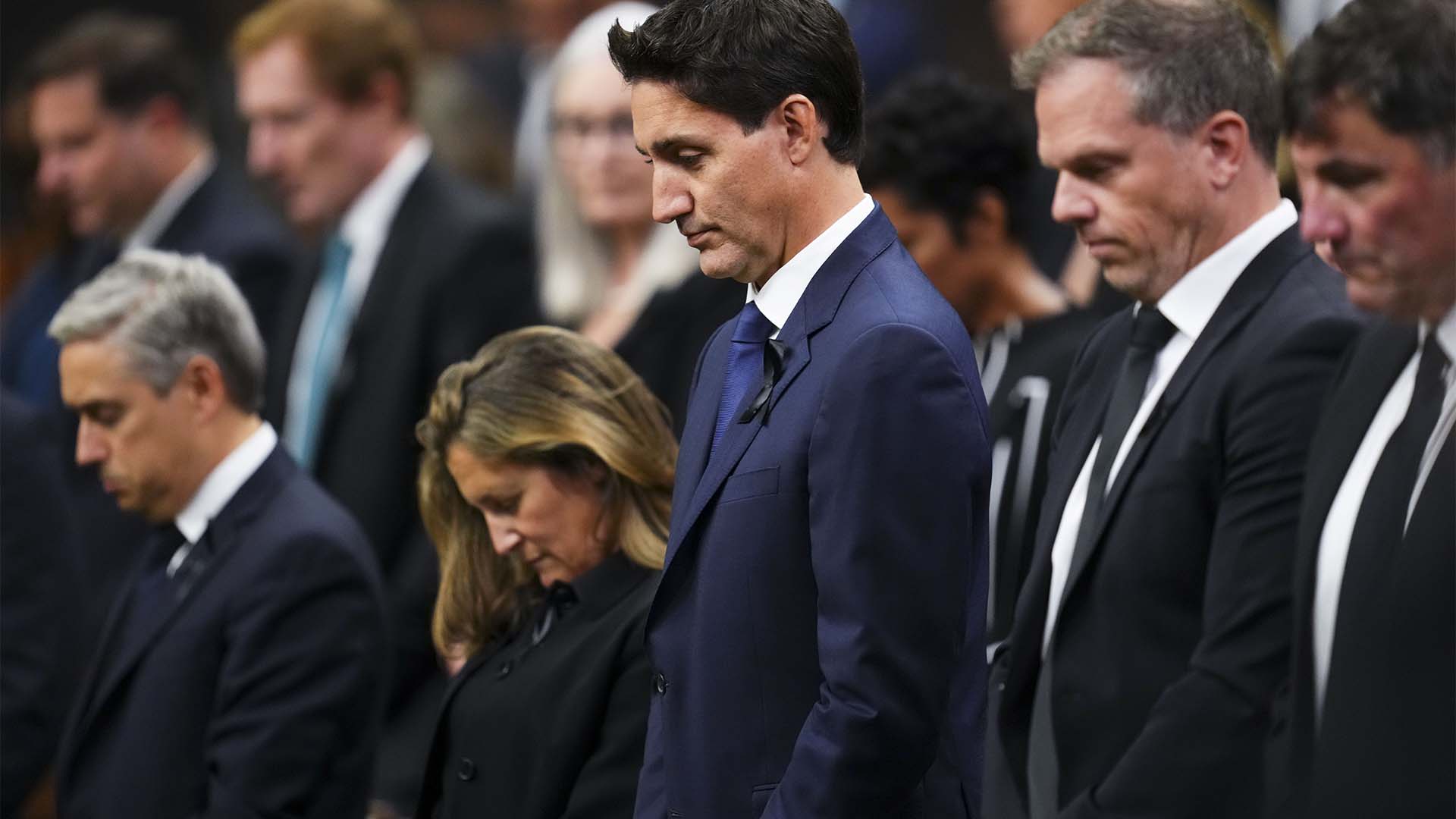 Le premier ministre Justin Trudeau et ses collègues députés observent une minute de silence à la Chambre des communes sur la colline du Parlement à Ottawa le jeudi 15 septembre 2022. 