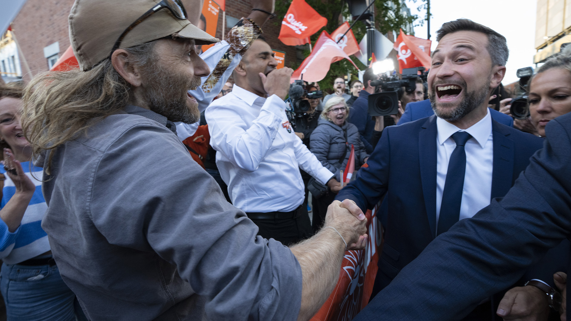 Le co-porte-parole de Québec solidaire, Gabriel Nadeau-Dubois, salue les partisans à son arrivée pour le débat des chefs à Montréal, le jeudi 15 septembre 2022.