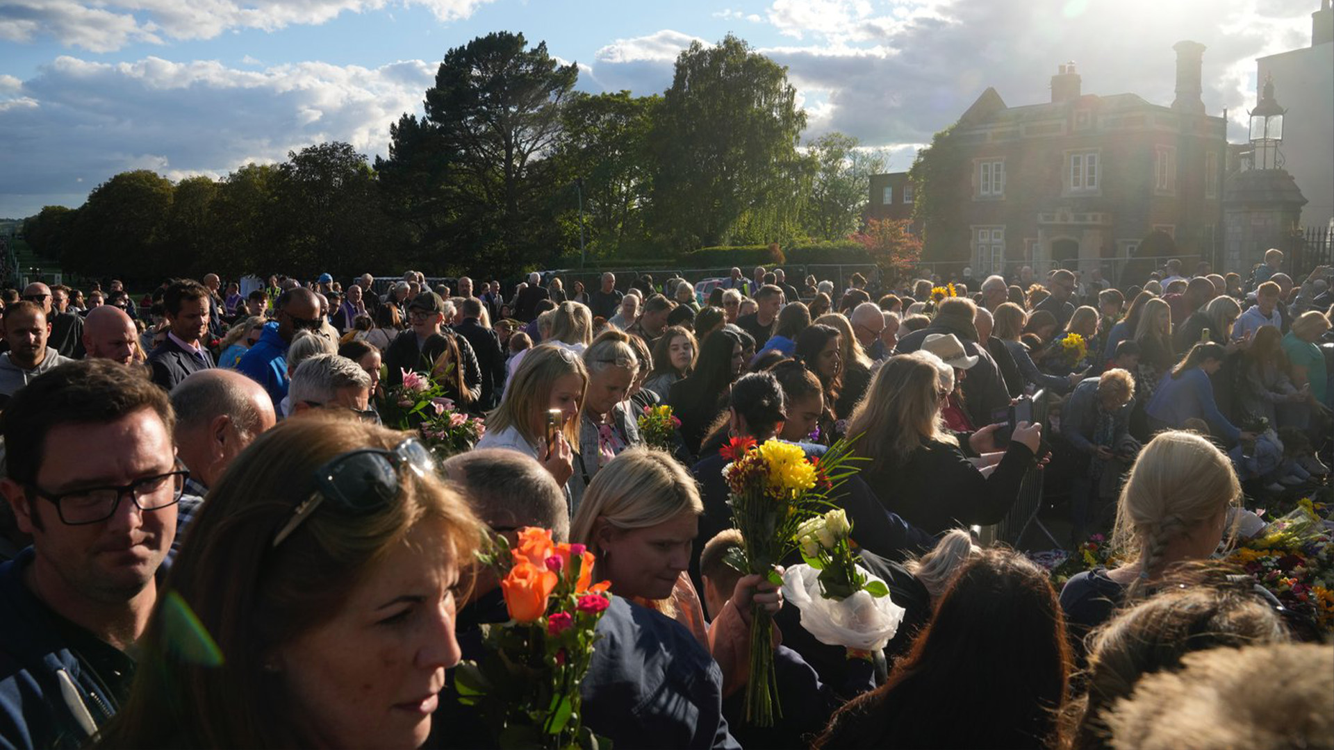 Les personnes en deuil font la queue pour déposer des fleurs à l'extérieur du château de Windsor à Windsor, en Angleterre, le vendredi 16 septembre 2022. La reine restera en état à Westminster Hall pendant quatre jours complets avant ses funérailles le lundi 19 septembre.