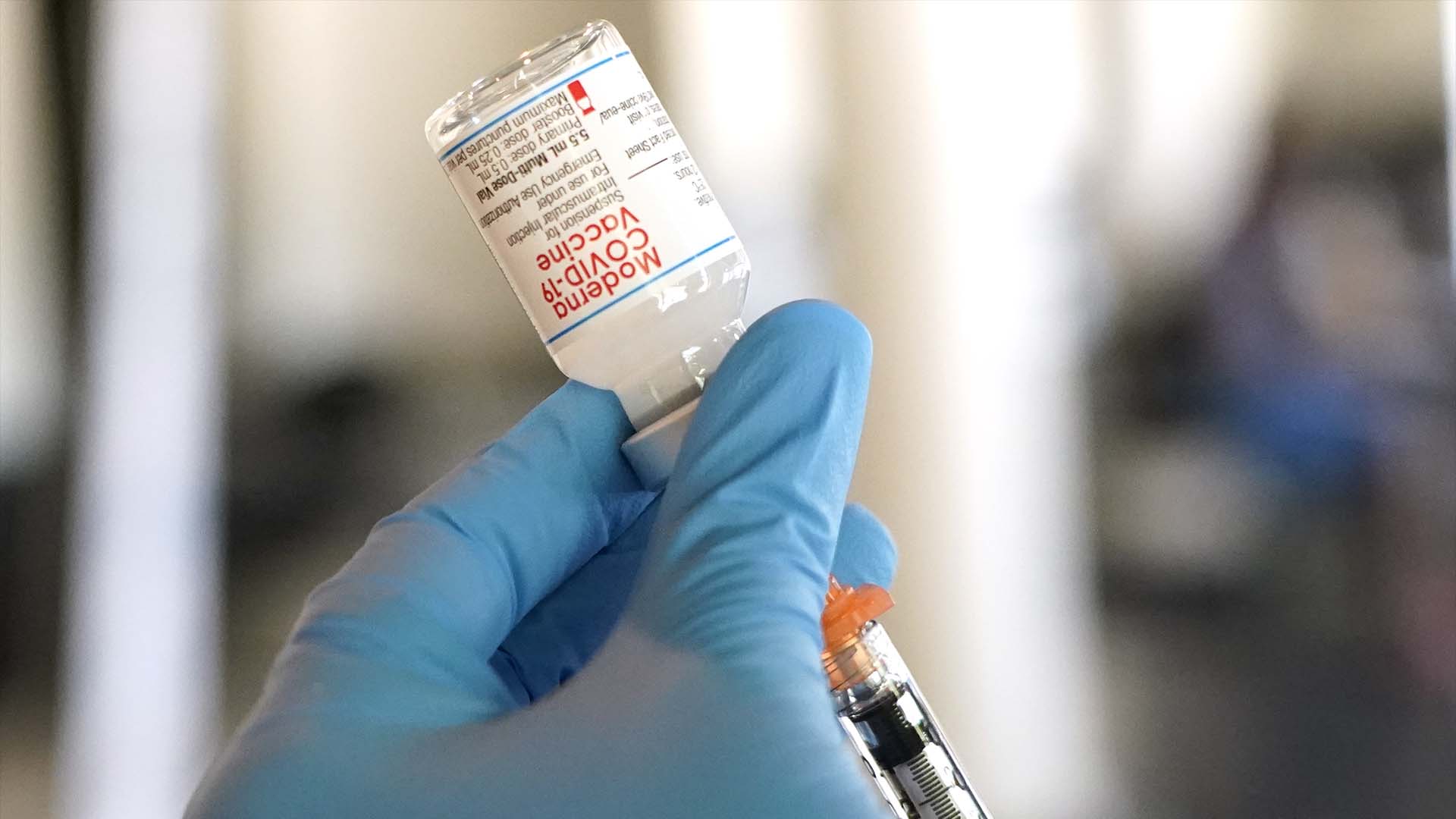 Une infirmière du Jackson-Hinds Comprehensive Health Center charge une seringue avec le vaccin Moderna COVID-19 dans une station aux États-Unis.