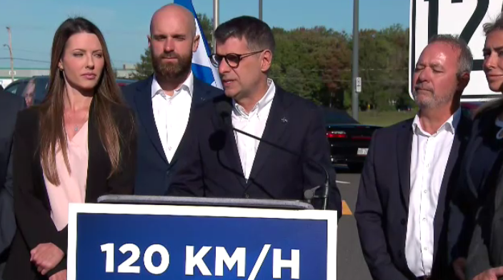 Le chef du Parti conservateur du Québec (PCQ), Éric Duhaime, a annoncé samedi qu’il hausserait la limite de vitesse sur les autoroutes du Québec à 120 km/h s’il était élu le 3 octobre prochain.