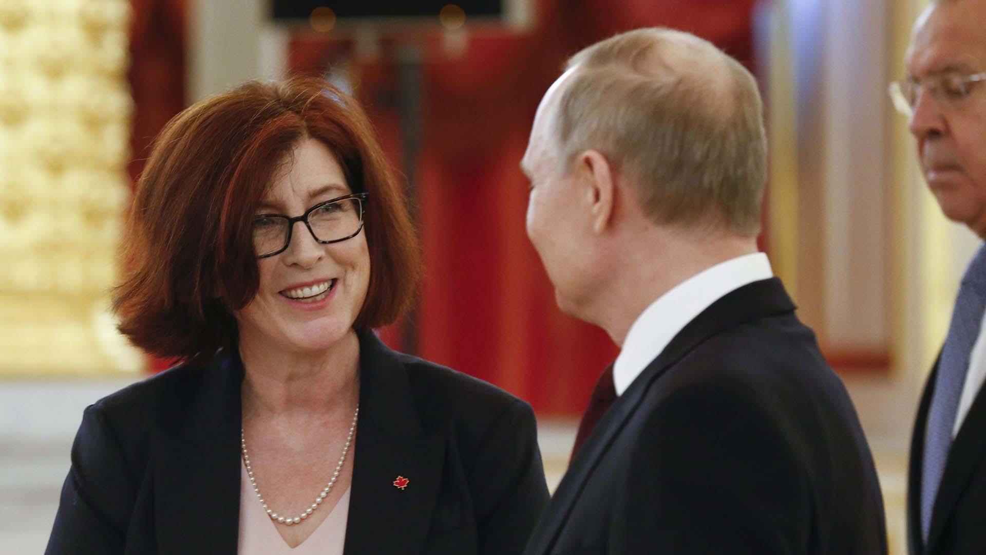 Le président russe Vladimir Poutine, au centre, s'entretient avec l'ambassadrice du Canada en Russie, Alison LeClaire, sous le regard du ministre russe des Affaires étrangères Sergei Lavrov, à droite, lors d'une cérémonie au Kremlin, à Moscou, en Russie, en février 2020.