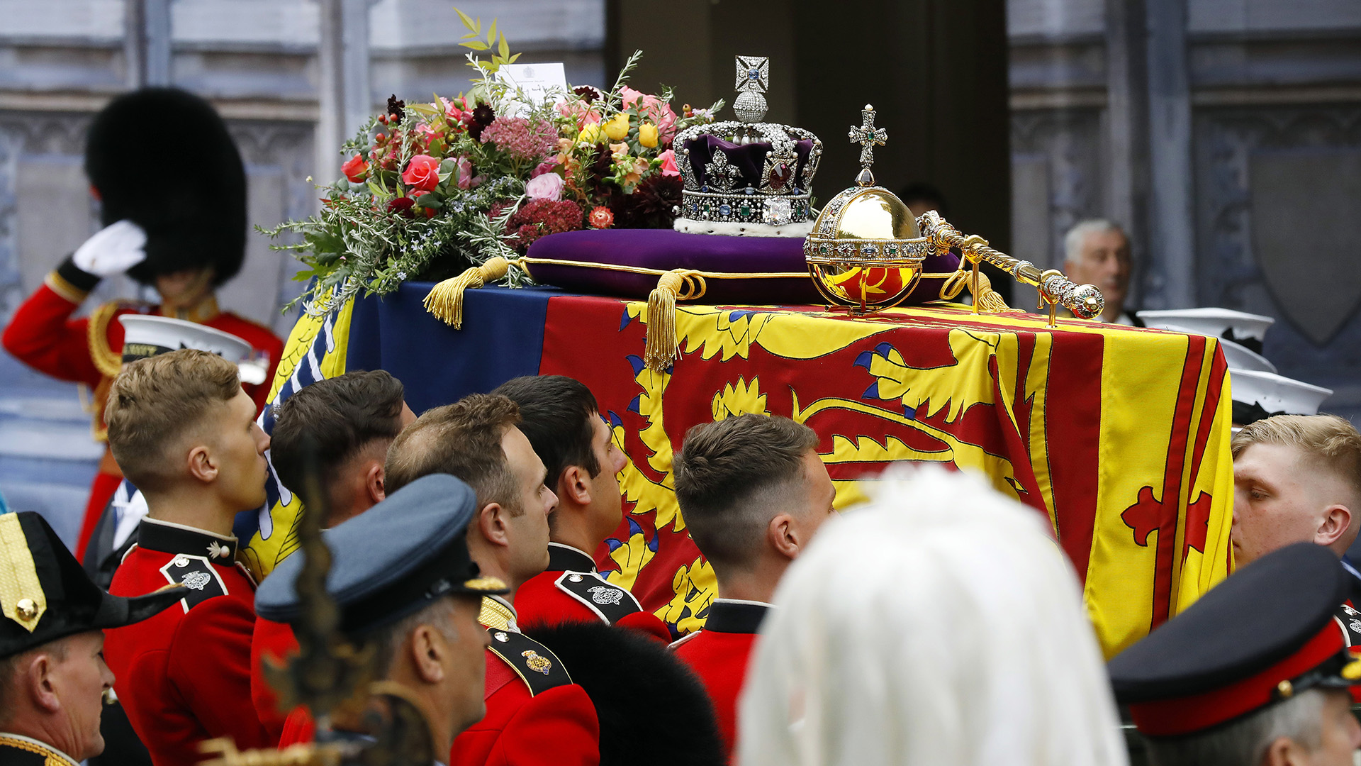 Le cercueil de la reine Elizabeth II avec la couronne d'État impériale reposant dessus est transporté à l'abbaye de Westminster lors des funérailles d'État de la reine Elizabeth II, à Londres, le lundi 19 septembre 2022.