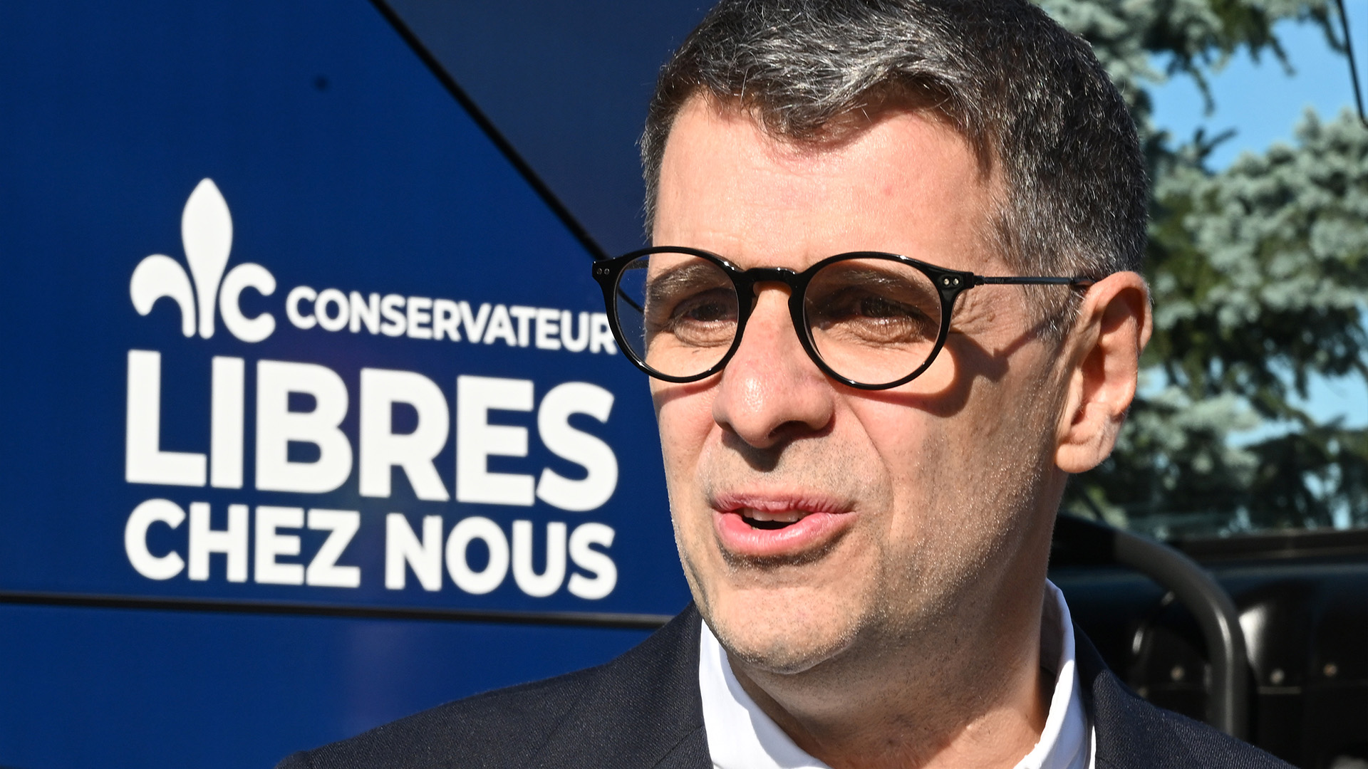 Le chef conservateur du Québec, Eric Duhaime, discute avec des candidats devant son autobus de campagne, le samedi 17 septembre 2022 à Lévis, au Québec.