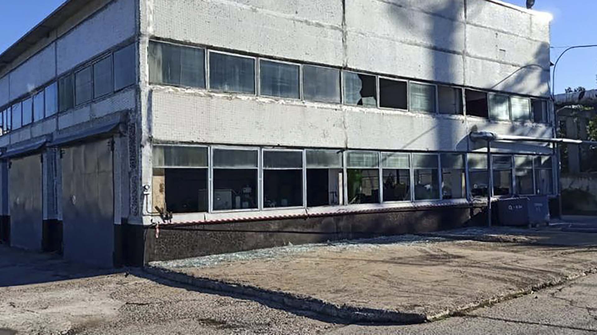 Sur cette photo fournie par la centrale nucléaire du sud de l'Ukraine, des vitres brisées sont vues dans un bâtiment de la zone industrielle de la centrale nucléaire du sud de l'Ukraine après une frappe de roquette russe à 300 mètres de l'usine près de Yuzhnoukrainsk, région de Mykolaïv, Ukraine, lundi 7 septembre 19. 2022.