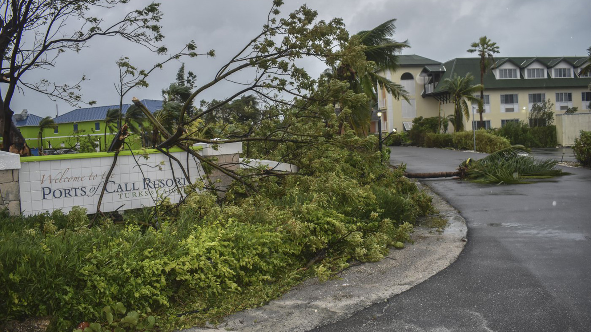 Les dirigeants des îles Turques et Caïques ne rapportent que des dommages minimes, même si l'œil de l'ouragan est passé très près de la plus grosse île de l'archipel. 