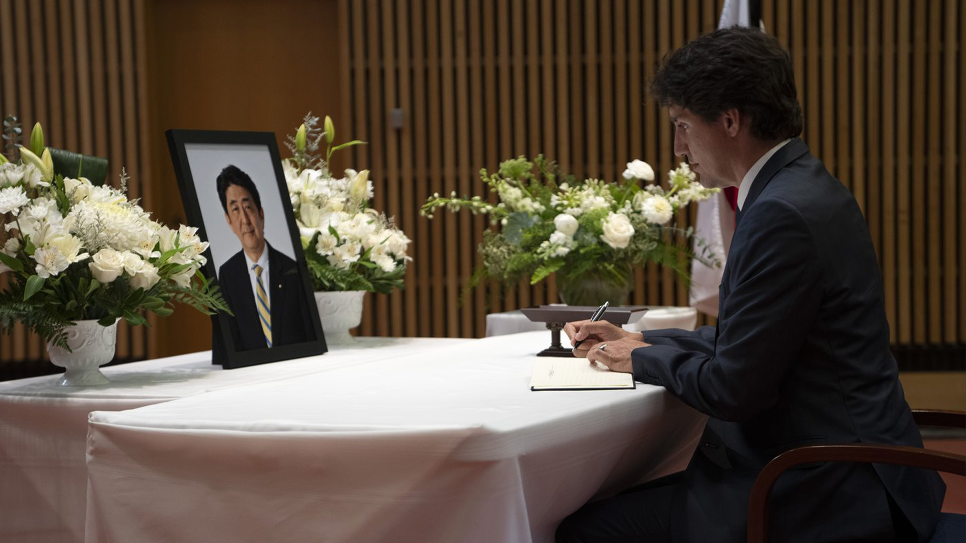 Le Premier ministre canadien Justin Trudeau fait une pause alors qu'il signe un livre de condoléances pour l'ancien Premier ministre japonais Shinzo Abe à l'ambassade du Japon, le mardi 12 juillet 2022 à Ottawa.