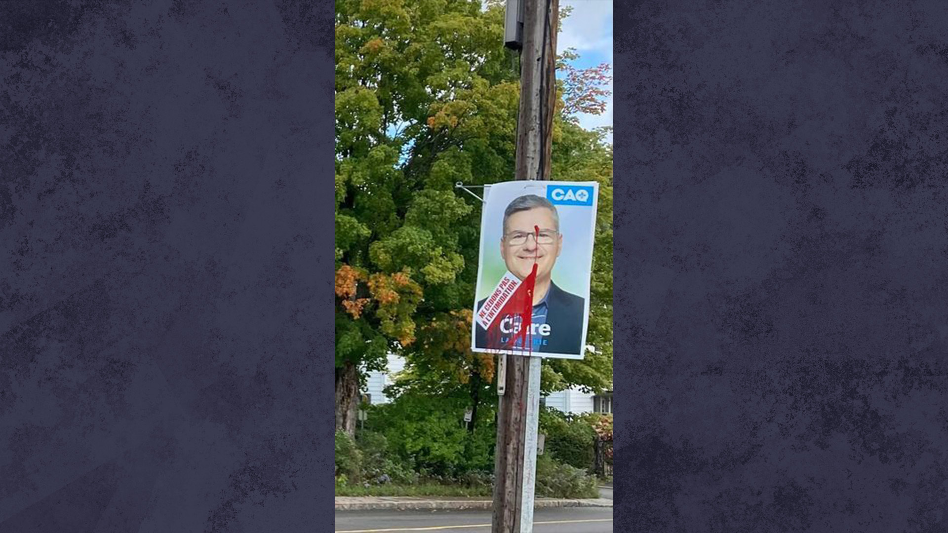 Cette fois c'est le ministre et député sortant dans Lapeltrie, Éric Caire, qui a vu une une de ses affiches de campagne vandalisée.