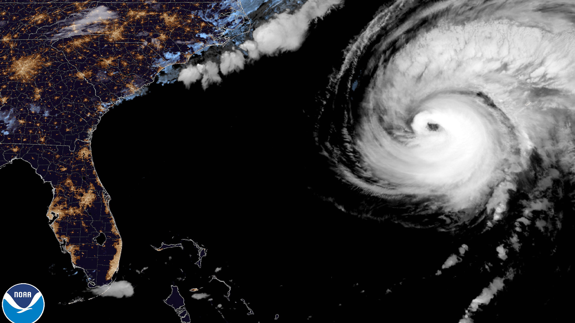 Cette image fournie par le National Hurricane Center National Oceanic and Atmospheric Administration montre une vue satellite alors que l'ouragan Fiona remonte la côte atlantique des États-Unis, jeudi soir, 22 septembre 2022.